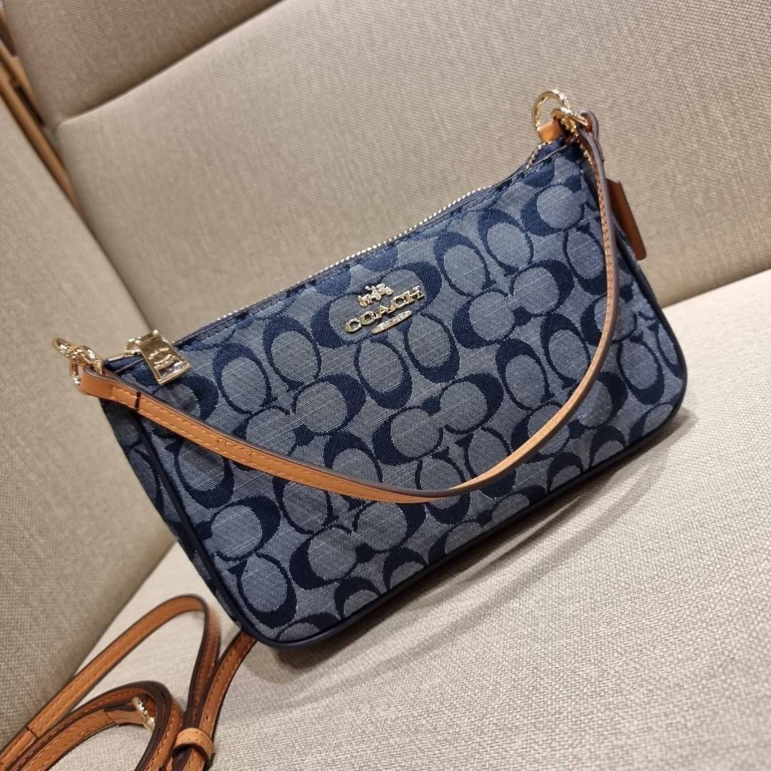 COACH 36674 TOP HANDLE POUCH IN SIGNATURE JACQUARD กระเป๋าทรงพอช ยอดฮิต ยกขึ้นแท่น ด้วยดีไซน์ที่ออกมาให้ใช้งานได้ง่าย ขนาดกำลังเหมาะ วัสดุหนังแคนวาสทนทาน ดีไปหมดขนาดนี้!! คุณลูกค้าถึงสั่งกันรัวๆจริงๆ ภายในโล่งกว้าง ใส่โทรศัพท์ได้ทุกรุ่น มาพร้อมสายคล้องแขน