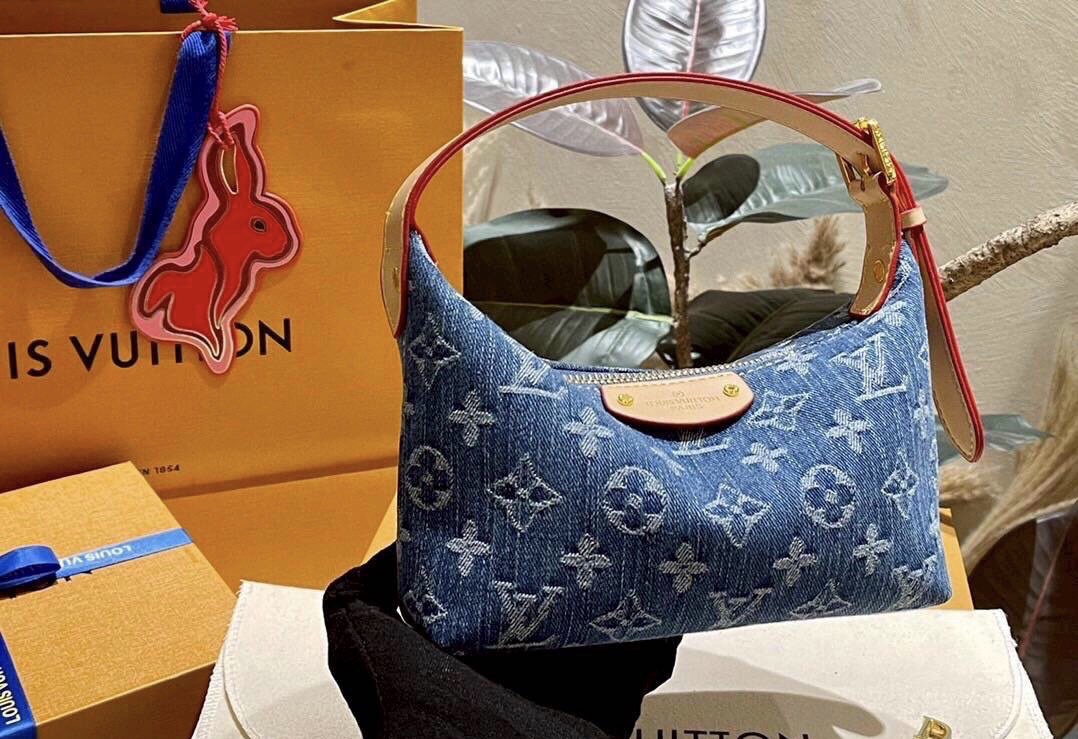LV Hills Pochette Denim Washed Blue กระเป๋าสะพายถือหรือคล้องไหล่ได้อย่างสวยหรู ติดแกรมด้วยงานเดนิมเท่ๆ ใบขนาดกะทัดรัดใช้งานง่ายคล่องตัว เป็นใบที่คลองใจสาวๆ ได้ไม่ยาก
