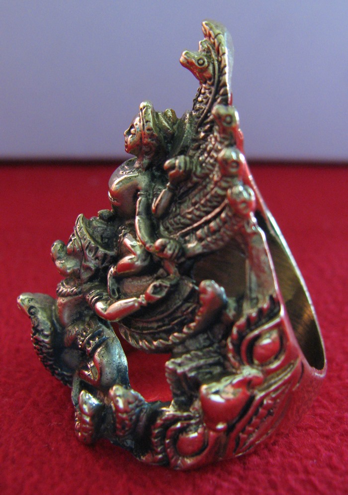 สินค้าหมดค่ะ แหวนพระนารายณ์ทรงครุฑแบบใหญ่ เนื้อทองเหลือง เหนือเศียรพระนารายณ์มีพญานาค 7 เศียร มีอำนาจ คุ้มครองป้องกันค่ะ