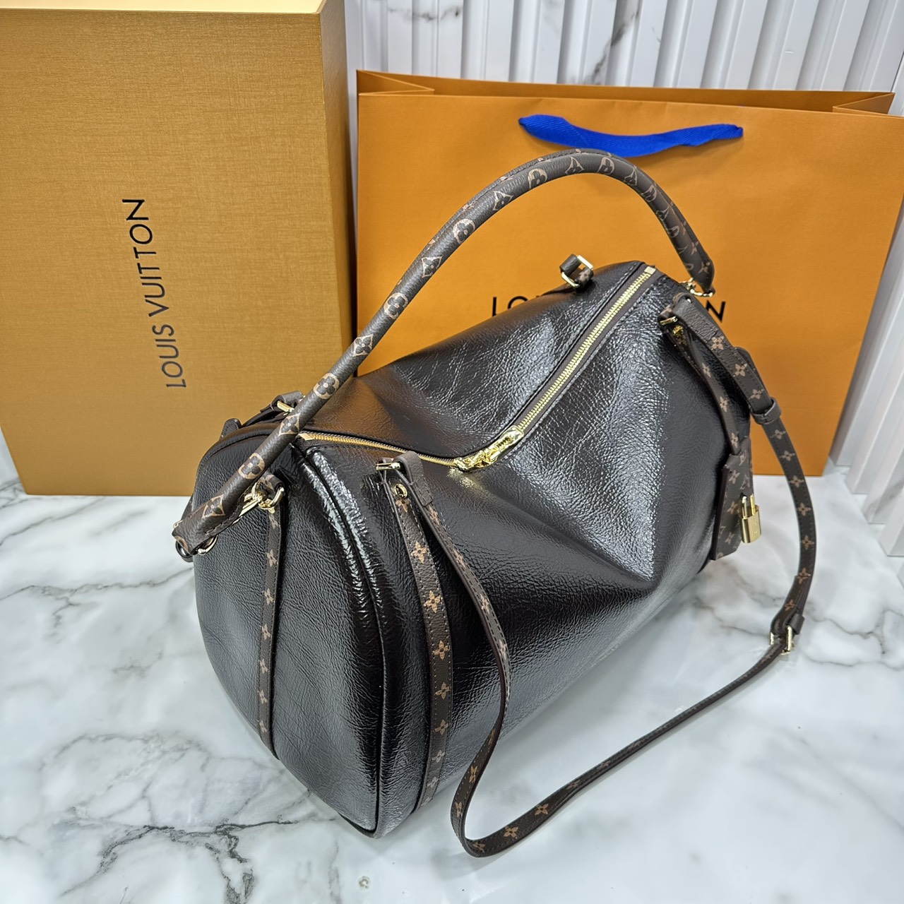 ORI หนังแท้ | LV Express MM Bag 30cm กระเป๋าสะพายทรงหมอนสปีดี้ดีไซน์ใหม่ล่าสุด โฉบเฉี่ยว แต่งคาดหน้าโมโนแกรมโดดเด่น ตัวกระเป๋าสีพื้นตัดกันอย่างลงตัว พร้อมหูแบบจับยาวถอดได้จะถือหรือคล้องไหล่ก็เก๋