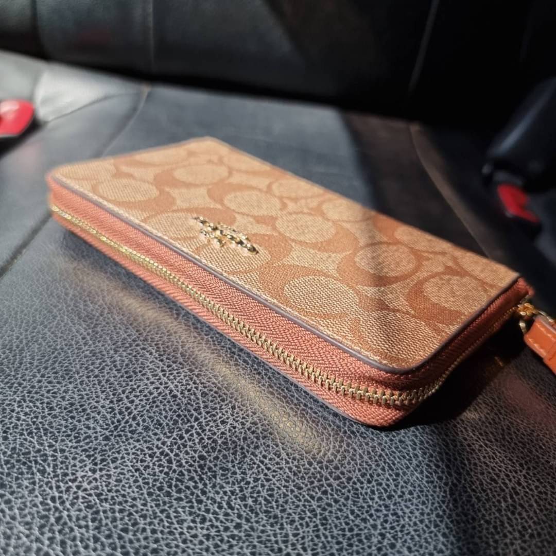 COACH F57468 PHONE WALLET IN SIGNATURE COATED CANVAS กระเป๋าสตางค์ถนอมมือถือ!! 2IN1 สุดๆ ใส่โทรศัพท์ ใส่เงิน ใส่บัตร ครบถ้วน!! จบในใบเดียวจ้า ขนาดกำลังเหมาะมือ วัสดุหนังแคนวาสเคลือบลาย คุณภาพดี สาวๆมีไว้ติดตัวสักใบ ไม่ผิดหวังจ้า