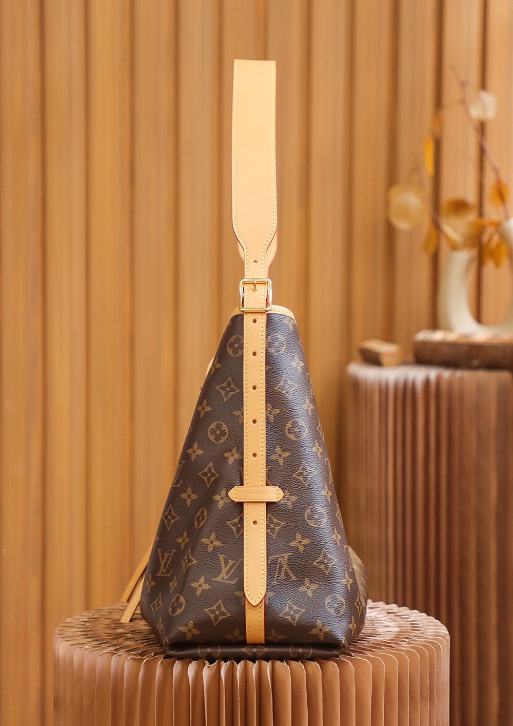 LV CARRYALL Monogram Canvas / LV Shopping Bag รุ่นใหม่ล่าสุด กระเป๋าสะพายทรงหรูหรามีสไตล์ สวยปังมั้ยไหว ใบจริงสวยมากกกก ได้สวยก่อนใคร วัสดุหนังแคนวาสเคลือบลาย สวย คลาสสิค ภายในเป็นช่องโล่ง จุของได้เยอะ สาวๆใช้ใบนี้ สะพายไปไหนก็เข้ากัน ถ่ายรูปสวยๆ ชิคๆ โดด