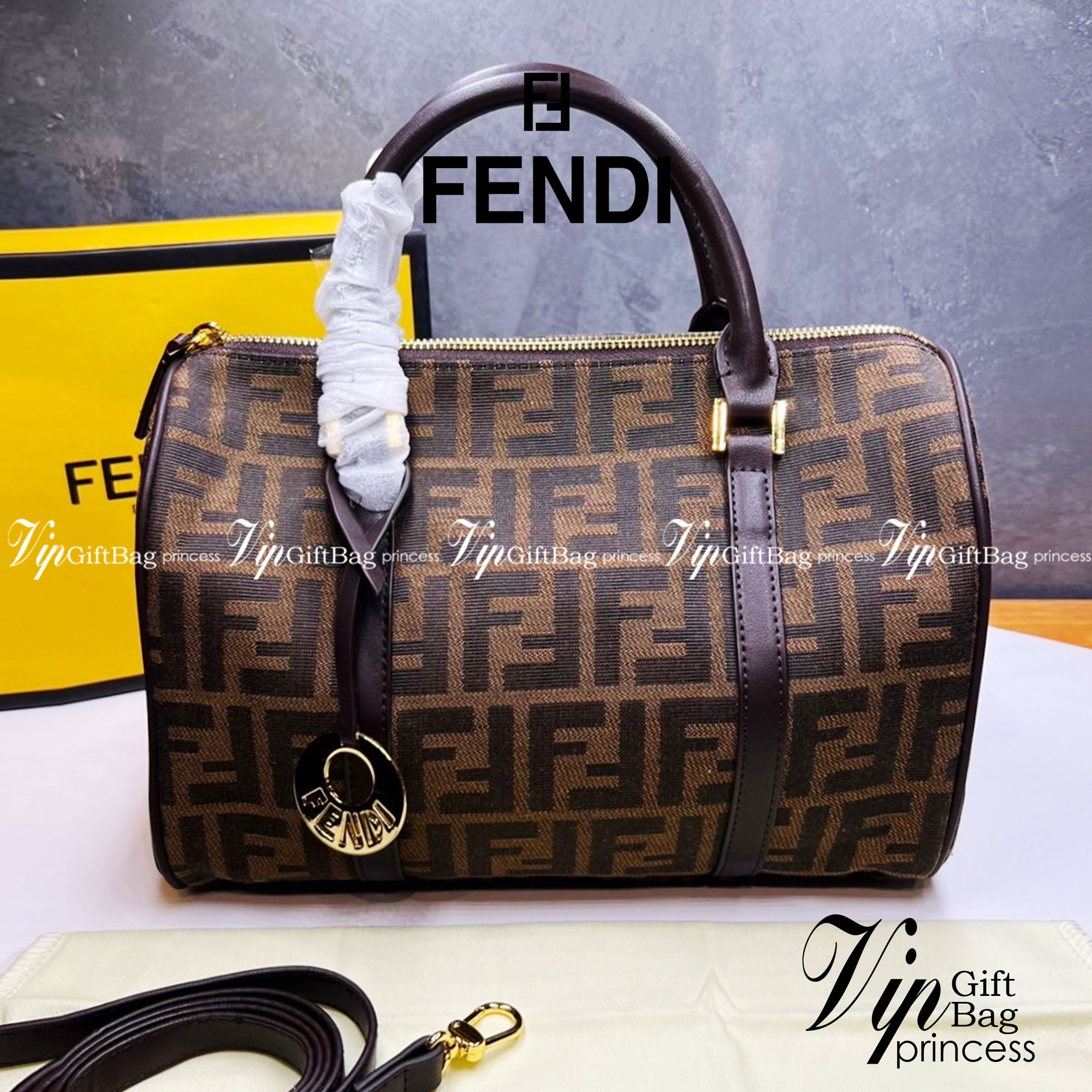 หนังแท้ Fendi Keepall 30 cm / Fendi Travel Bag / Fendi Boston Vintage Bag พร้อมส่งที่ไทย Tobacco Zucca Canvas and Gold hardware. กระเป๋าเดินทางใบใหญ่กำลังดี ภายในโล่งกว้าง จุของได้เยอะ พร้อมส่งที่ไทย ภาพสินค้าถ่ายจากงานขายจริง ใช้งานต่างประเทศได้