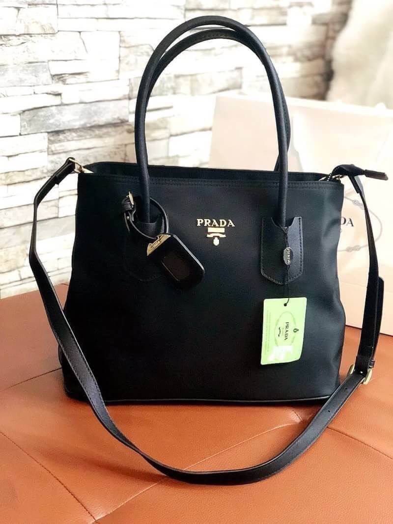 PRADA NYLON BAG Limited edition พรีเมี่ยมกิ้ฟจากเคาน์เตอร์แบรนด์ต่างประเทศ วัสดุ Nylon เนื้อหนาคุณภาพดีตามแบบฉบับแบรนด์ ด้านหน้าประดับทองโลโก้หรู ด้านข้างมีกระดุมปรับขยายได้ หูจับหนังแข็งแรง พร้อมสายสะพายยาวปรับระดับได้ มีหมุดรองฐานกันรอยสี่มุม ภายใน Poly
