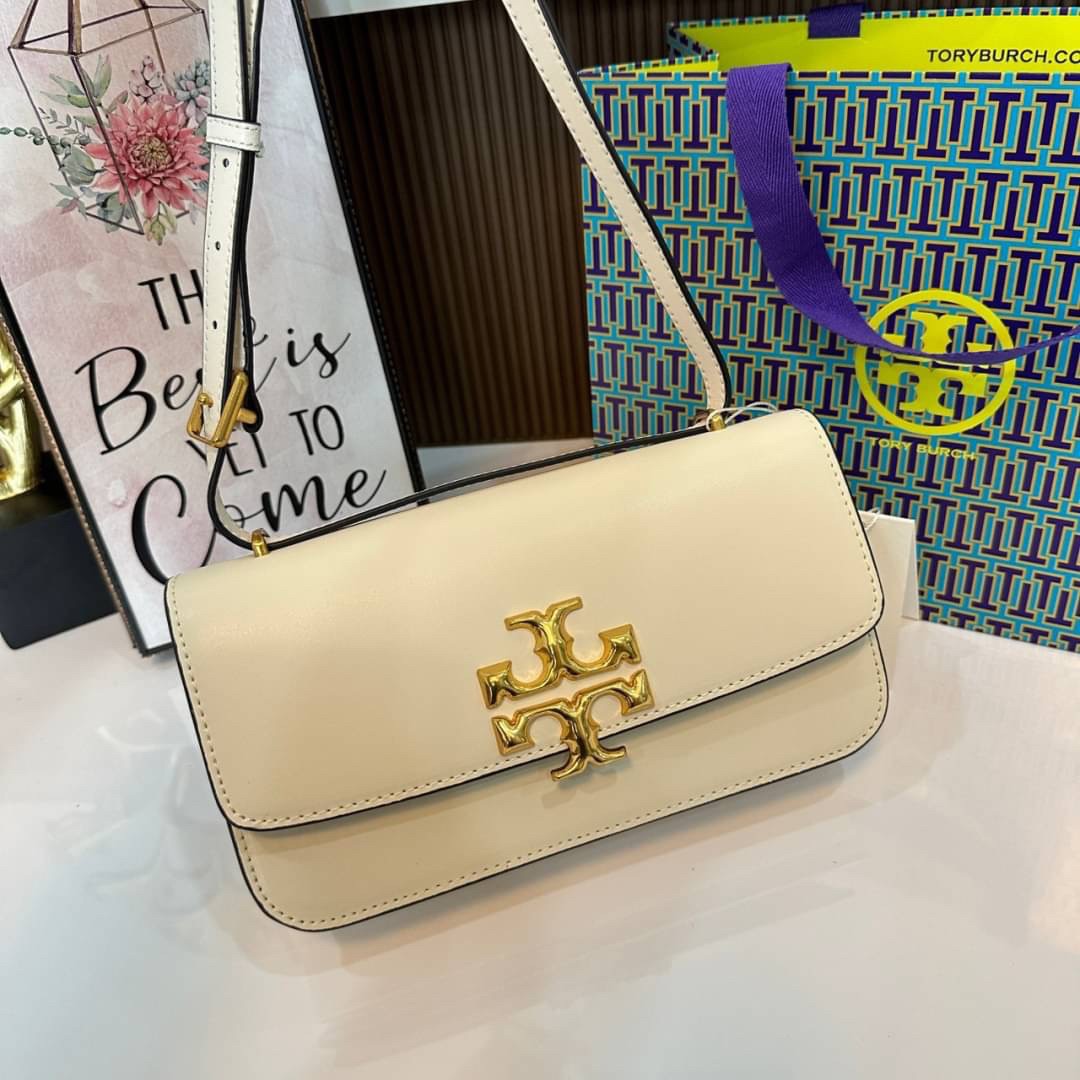 TORY BURCH ELEANOR SMALL LONG CONVERTIBLE SHOULDER กระเป๋าสะพายทรงยาว E/W Eleanor Convertible สูดหรู ดูแพง หนังแท้ เรียบสวยหรู โดดเด่นด้วยป้ายโลโก้สีทอง ลาย Double T อันเป็นเอกลักษณ์ ภายในช่องโล่งกว้างสามารถใส่โทรศัพท์ได้ทุกรุ่น สามารถใส่กระเป๋าสตางค์ใบยา