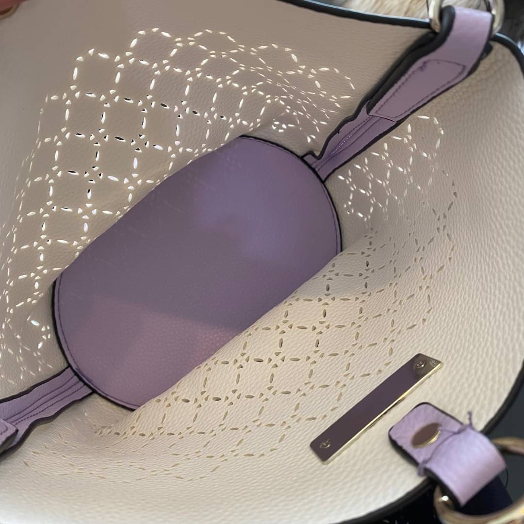 Guess Amara Bucket Handbag ซื้อ 1 ได้ถึง 2 กระเป๋ารุ่นใหม่ล่าสุดทรงถังสุดน่ารัก พิมพ์ลายรอบใบ วัสดุหนังนิ่มคุณภาพดี นิ่ม น้ำหนักเบา ด้านหน้าประดับด้วยโลโก้แบรนด์สวยโดดเด่น เปิด-ปิดด้วยด้วยตัวคล้องอะไหล่เงินสะดวกใช้ ด้านในโล่ง มีสายยาวปรับระดับได้มาให้ มาพ