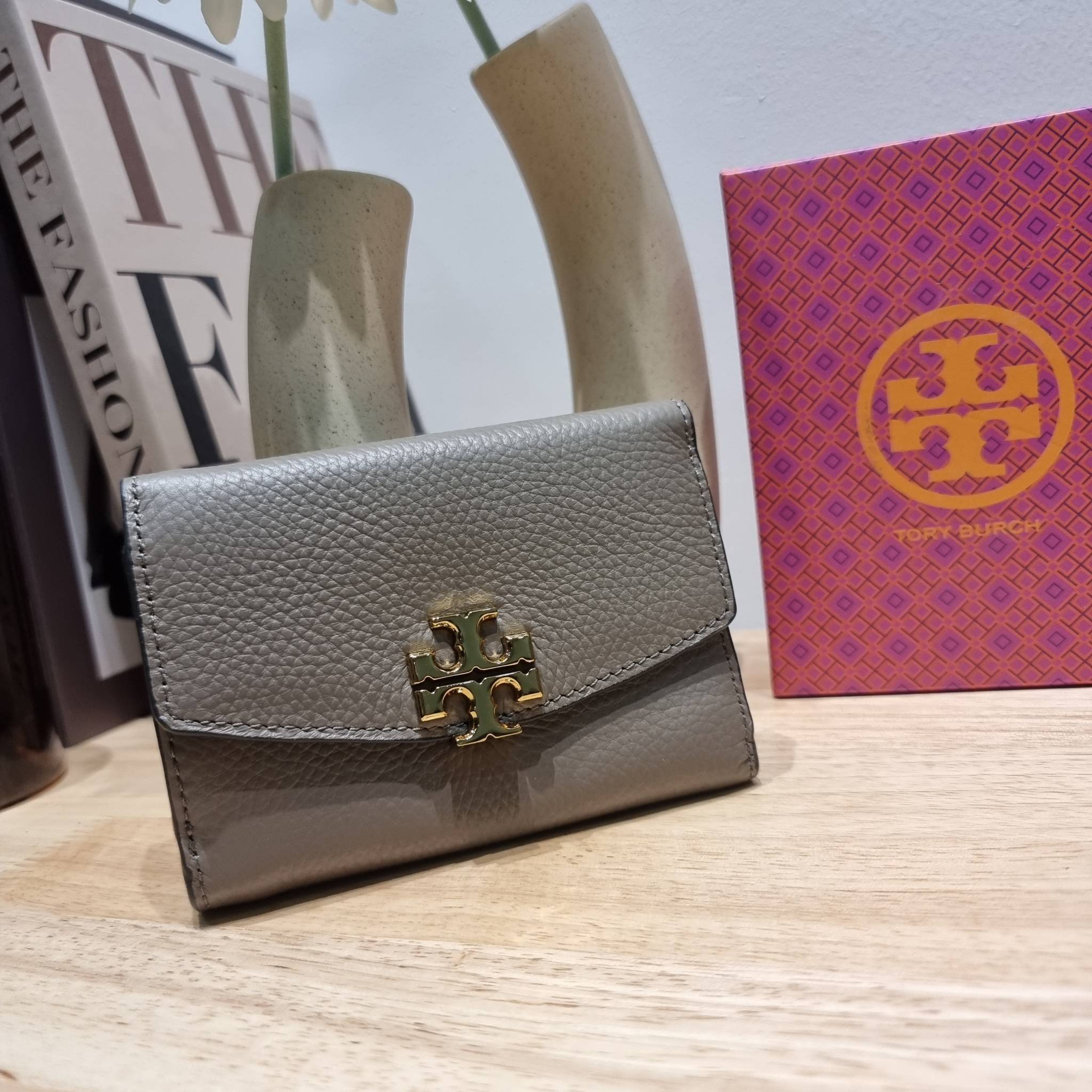TORY BURCH KIRA MIXED MATERIALS MEDIUM FLAP WALLET กระเป๋าสตางค์ใบกลาง รุ่นยอดนิยม ดูหรูหรา ดูแพง ดีไซน์คลาสสิค ขนาดกำลังพอเหมาะ