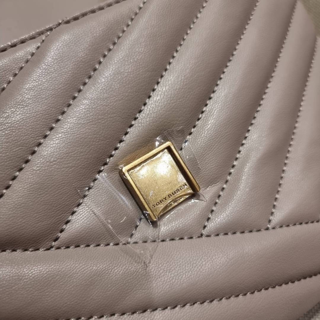 TORY BURCH KIRA CHEVRON CONVERTIBLE SHOULDER BAG (SMALL / MEDIUM) กระเป๋าสะพายรุ่นยอดฮิต ไซส์คลาสสิค ที่ใช้ยังไงก็ดูหรู ดีไซน์เฉพาะตัว วัสดุหนังแกะ สัมผัสนิ่ม เปิด-ปิดด้วยกระดุมแม่เหล็ก ภายในเป็นช่องโล่ง ใส่กระเป๋าสตางค์ มือถือ เครื่องสำอางค์ พาวเวอร์แบงค
