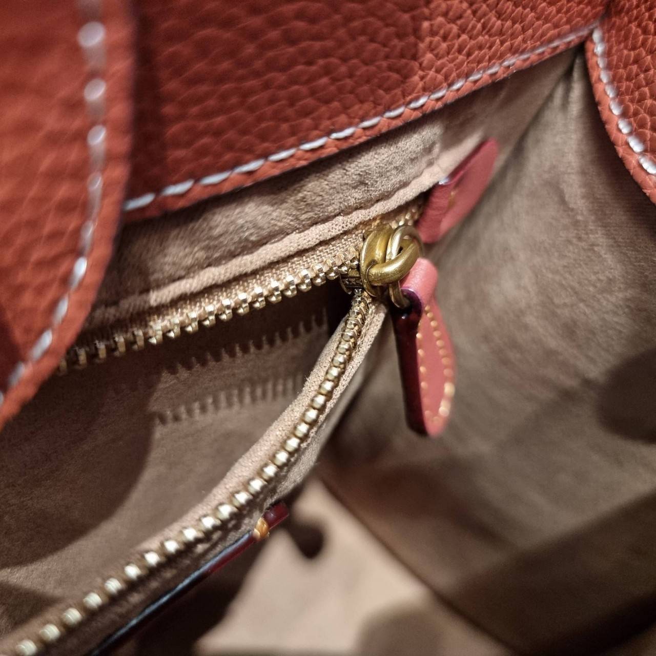 COACH C8456 FIELD TOTE 22 WITH HORSE AND CARRIAGE PRINT AND CARRIAGE BADGE คอลเลคชั่นสุดคลาสสิค ต้อนรับซัมเมอร์ ทั้งสดใสและร้อนแรง สวยหรูดูแพงในไอเท็มเดียว กระเป๋าทรงโท้ท ไซส์กำลังสวย น่ารักน่าใช้ ฟังก์ชั่นการใช้งานสะดวกที่สุด มีทั้งสายคล้องแขนในตัว และสา