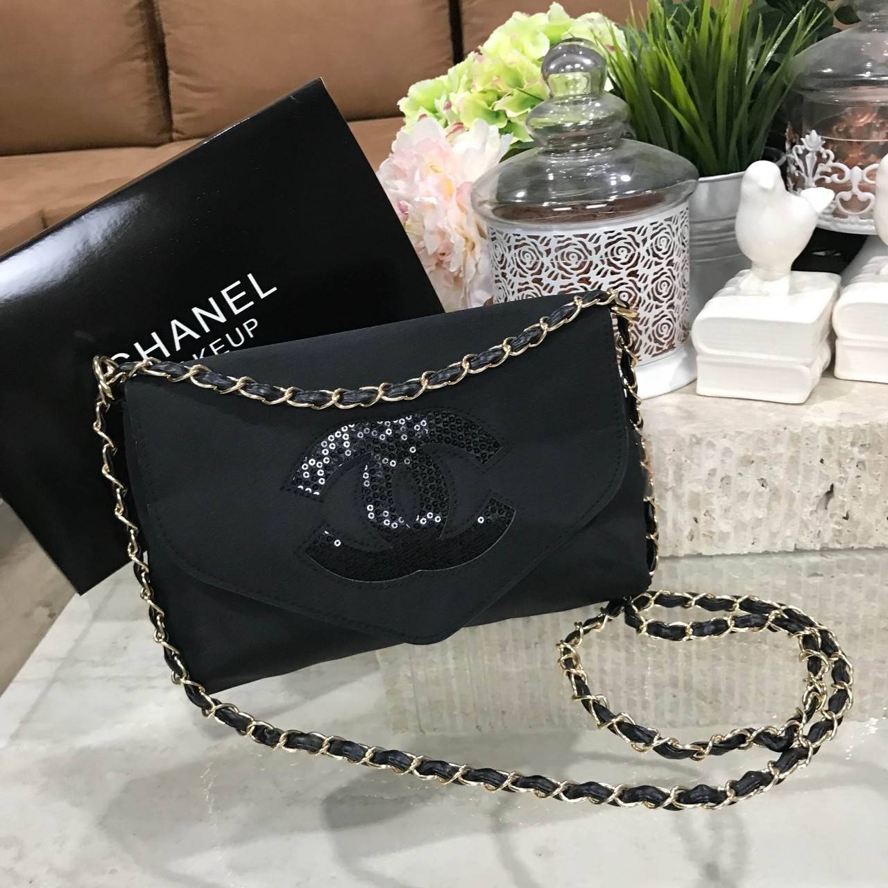 Chanel Envelope Cosmetic Bag With Chain VIP Gift With Purchase (GWP) VIP. gift แท้จาก Chanel Cosmetic Counter ดีไซน์รูปซองจดหมาย วัสดุ Nylon & Polyester 100% อยู่ทรงสวยอด้านหน้า ประดับโลโก้แบรนด์วิ๊งๆ สวยหรูดูดี เปิดปิดด้วยฝาปิด พร้อมซิปแบรนด์อะไหล่ทอง ซั