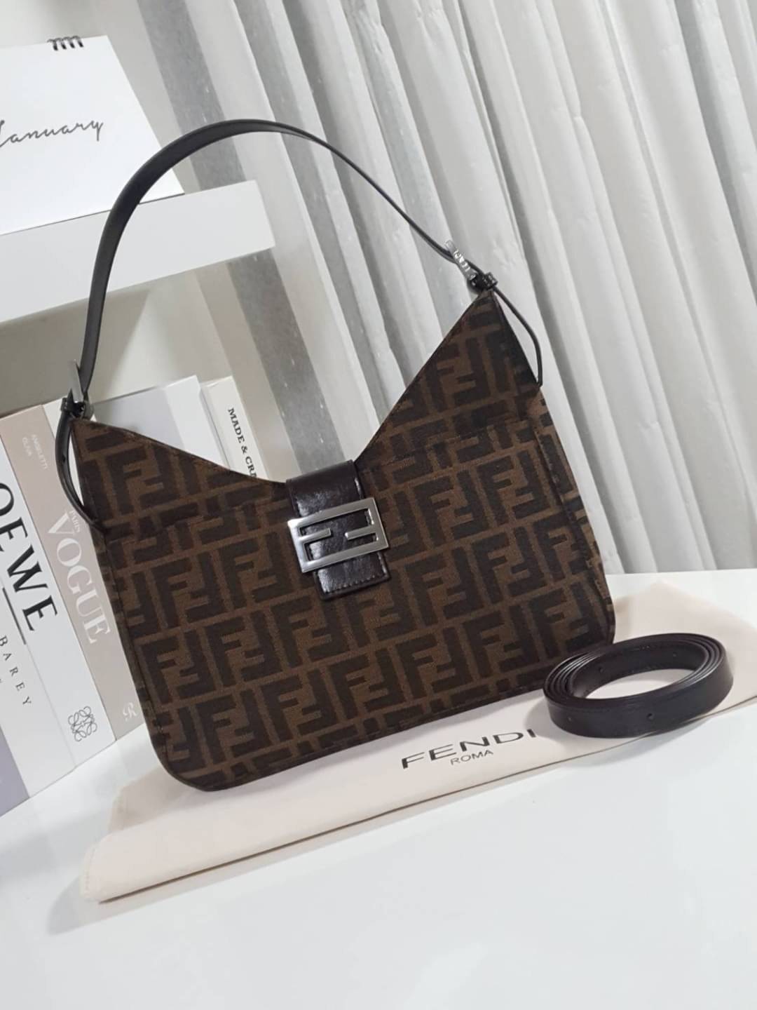 รุ่นใหม่แนะนำ!! FENDI BAGUETTE BROWN FABRIC BAG (GWP) พรีเมี่ยมกิ๊ฟ Limited Edition จาก FENDI วัสดุ CANVAS พิมพ์ลายแบรนด์ เปิดปิดด้วยฝาปิดกระดุมแม่เหล็ก ภายในมีช่องใส่ของแยกสองช่องใหญ่ พร้อมช่องซิปอีกช่อง สามารถใส่กระเป๋าสตางค์ยาว iphone เงิน ของจุกจิกได้