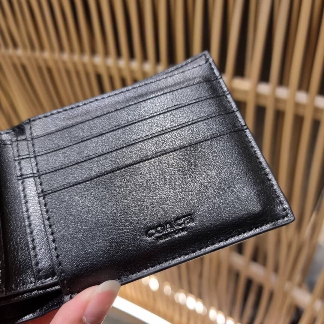 COACH 75371 COMPACT ID WALLET IN SIGNATURE CROSSGRAIN LEATHER กระเป๋าสตางค์ผู้ชาย ลาย c นูนเต็มใบ หนัง crossgrain อีกรุ่นที่ยอดขายไม่เคยตก 🤑🤑 ใบจริงดูผู้ดี ดูแพง!! ภายในมีช่องใส่บัตรได้เยอะ ใส่ธนบัตรได้ทุกใบ ซื้อให้คุณหนุ่มๆรับรองประทับใจไ