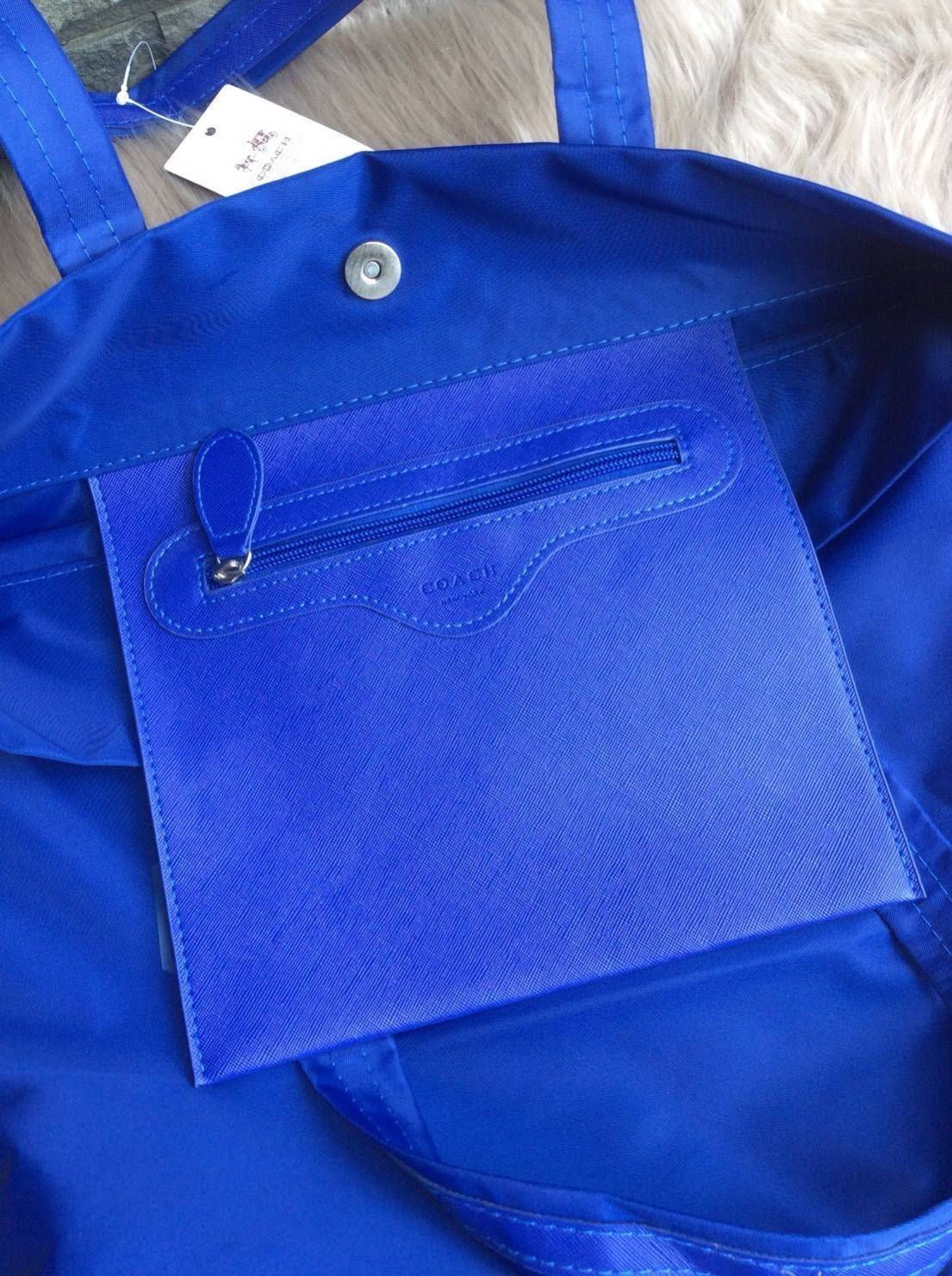 COACH nylon tote bag กระเป๋าสะพายทรง tote วัสดุ nylon หูหิ้วหนัง+ nylon ด้านหน้าปั๊ม logo brand เปิดปิดด้วยกระดุมแม่เหล็ก ภายในกว้าง ใส่ A4 ได้ และมีช่องซิปเล็กใส่ของจุกจิก ใบนี้จุได้เยอะ ทนทานทำความสะอาดง่ายค่ะ สวยทุกสีค่ะ