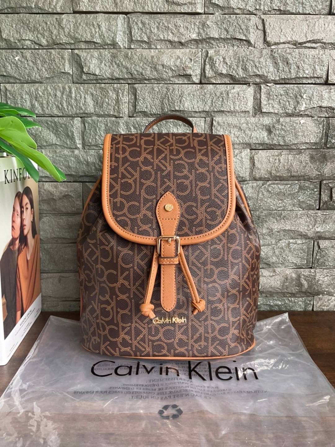 CALVIN KLEIN Monogram Backpack กระเป๋าสะพายเป้รุ่นใหม่ชนช้อป รุ่นยอดนิยม วัสดุ PVC คุณภาพดี หนังนิ่มสวย ฐานกระเป๋าแข็ง ตั้งอยู่ทรงรองรับน้ำหนักได้ดีมากๆ ตัวกระเป๋ามีน้ำหนักเบา ด้านหน้าประดับด้วยโลโก้แบรนด์ สายยาวดีไซน์เก๋ สะพายไม่เจ็บไหล่ เลื่อนปรับได้ฟรี