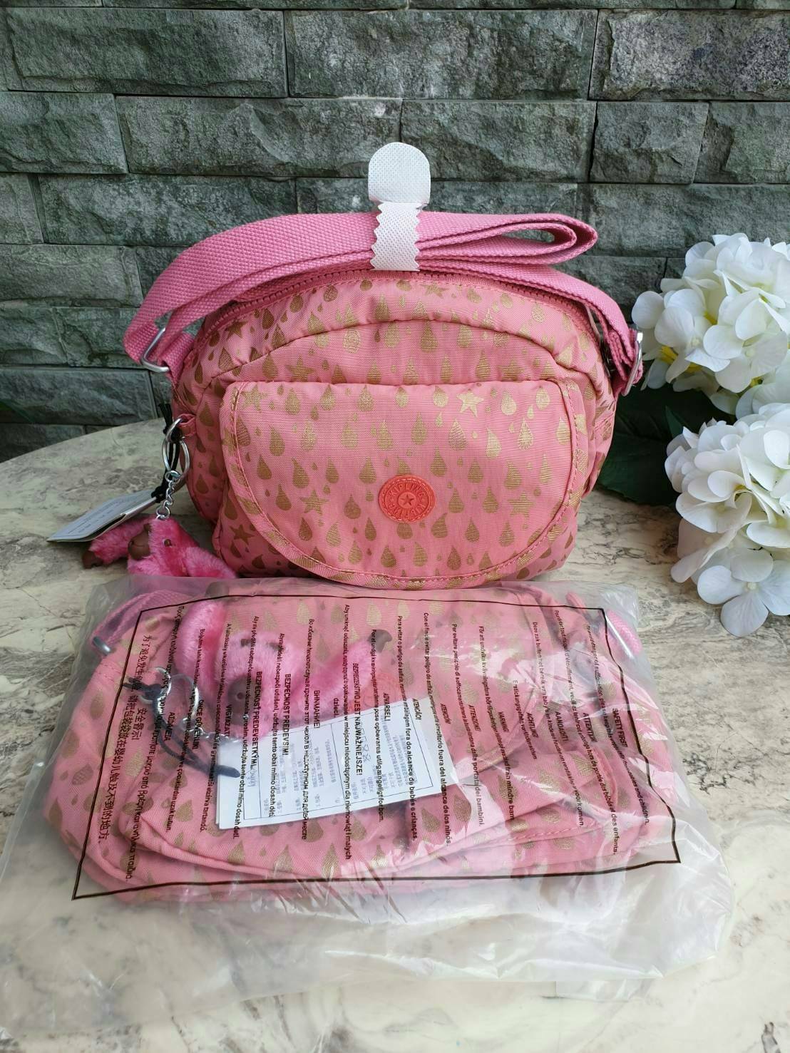 Kipling nylon shoulder bag รุ่น ( K15313 ) >>พร้อมส่งค่ะกระเป๋าสะพายข้างรุ่นใหม่ล่าสุด วัสดุไนล่อน กันน้ำ บุด้วยนวมที่ฐานกระเป๋าเพิ่มความนุ่ม >>รูปทรงสวย ขนาดกระทัดรัด มีช่องกระเป๋าด้านหน้าใส่ของจุกจิกหนึ่งช่อง >>มีช่องซิปหลักนะค่ะ ด้านใ