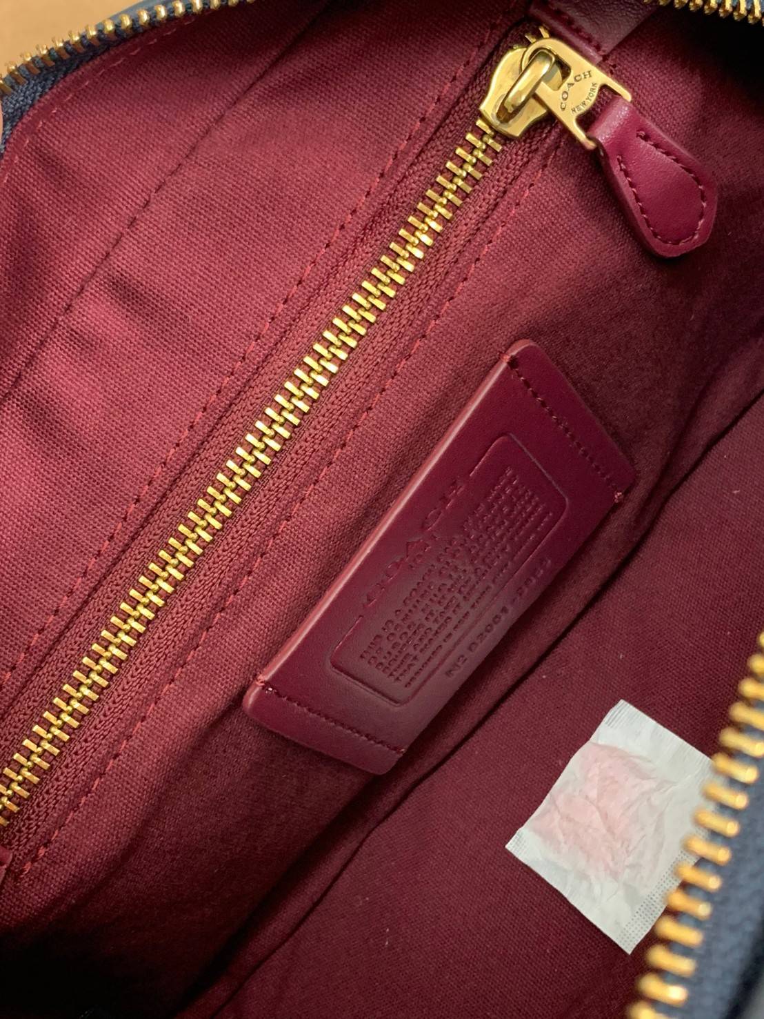 COACH BELT BAG IN SIGNATURE CHAMBRAY (3685) ❤️ใช้ได้ทั้งชาย//หญิงค่ะ กระเป๋าคาดอก วัสดุผ้าแคนวาส+หนังแท้ค่ะ ด้านหน้ามีช่องซิปขนาดกลาง ใส่มือถือได้ค่ะ ช่องซิปหลักเปิดปิดแบบซิปคู่ ภายในกว้าง ใส่ของจำเป็นได้ครบเลยนะคะ มีช่องซิปสำหรับใส่ของจุกจิกให้อีก