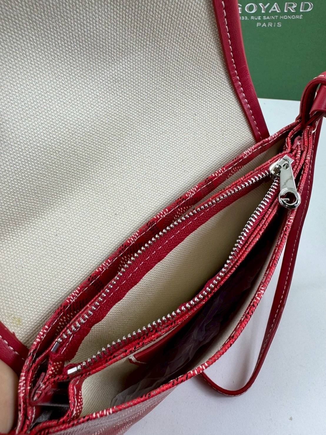 10 สี ORI หนังแท้ | GOYARD Plumet pouch-wallet กระเป๋าสะพายใบเล็กกะทัดรัด ดีไซน์กระเป๋าสตางค์ Plumet ดีไซน์มาพร้อมช่องใส่เหรียญ ธนบัตร และบัตรต่างๆ สามารถสะพายไหล่เป็นกระเป๋าสะพายข้างได้เหมือนกระเป๋าใบเล็ก