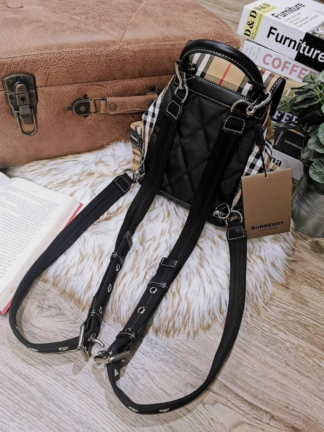 พรีเมี่ยมกิ๊ฟแท้ 100% 】BURBERRY FRAGRANCES VINTAGE 2WAYS RUCKSACK BACKPACK VIP GIFT WITH PURCHASE (GWP) กระเป๋าสะพายพรีเมี่ยมกิ๊ฟLimitedจากเคาน์เตอร์ BURBERRY FRAGRANCES วัสดุ Nylon Canvas ลาย Burberry Vintage Signature สวยคลาสสิค