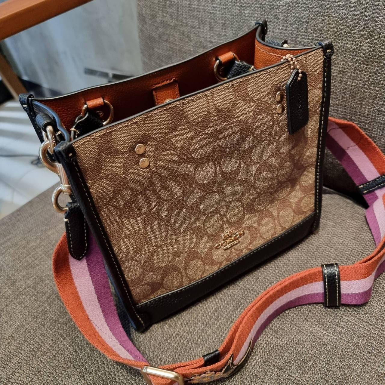 COACH C6918 DEMPSEY TOTE 22 IN SIGNATURE CANVAS WITH DISCO PATCHES คอลเลคชั่นคลาสสิค ที่มาพร้อมดีเทลใหม่ กระเป๋าทรงโท้ท ขนาดน่ารักน่าใช้มากๆ สาวๆถูกอกถูกใจกันนับไม่ถ้วน!! รอบนี้เพิ่มลูกเล่นที่สายสะพาย ดีไซน์กึ่งสปอร์ต ทำให้ใช้งานได้ไม่มีเบื่อ ฟังก์ชั่นการ
