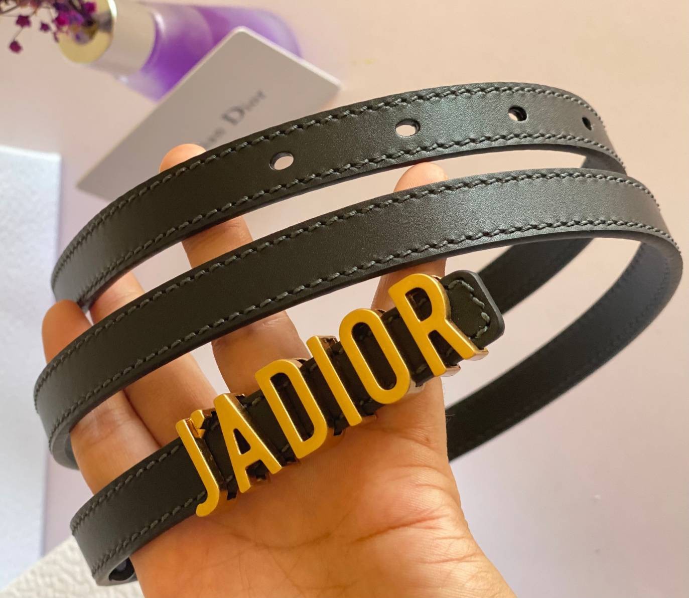 JADIOR ♥️ Dior belt เข็มขัดสุดหรูสายหนังแท้ เส้นเล็ก 1.5cm เป็นรุ่นตามหาเลยค่า งานสวยมาก ภาพถ่ายจากงานขายจริง โลโก้ 3D Gold metal JADIOR เข้าได้กับทุกลุ๊คสไตล์การเเต่งตัว สวยหรูดูดีมีระดับ ไอเท็มนี้แนะนำเลยค่าา มาน้อยรีบๆ หน่อยน้าา