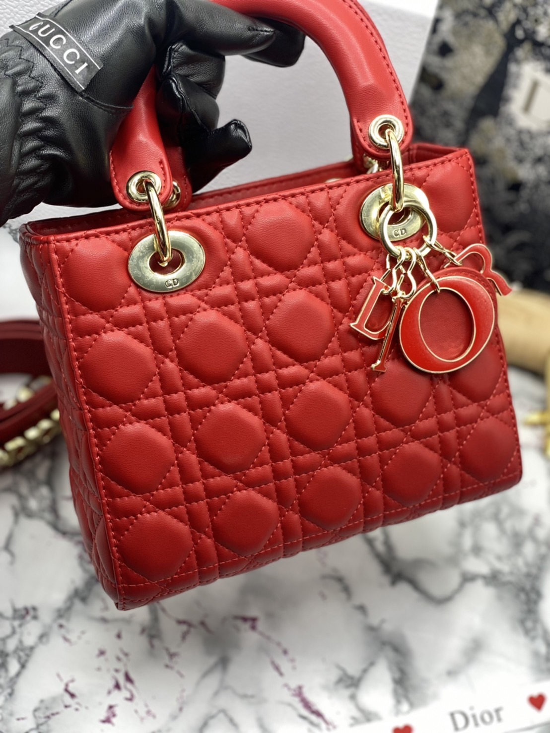 หนังแท้ DIOR LADY BAG 20cm ความสง่างามอีกหนึ่งรุ่นของ Dior รูปทรงสีเหลียม ขนาดกระทัดรัด ตั้งอยู่ทรง ฐานกระเป๋าแข็งแรง มีหมุดรองฐาน ดีไซน์ที่มีเอกลักษณ์เฉพาะตัว ด้านหน้าตกแต่งด้วยตัวอักษร D.I.R ห้อยเป็นพวงกุญแจ จะถือด้วยมือหรือสะพายไหล่ก็ดูดีมากๆ ค่ะ