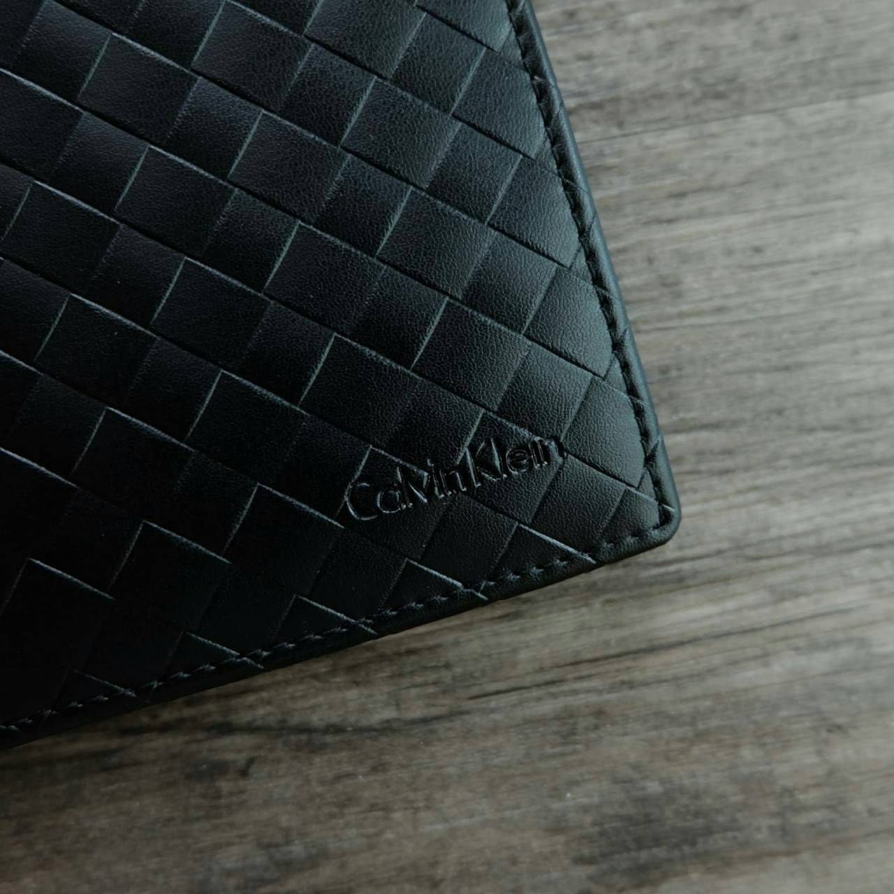 Calvin Klein Leather Belt & Wallet Set เซตสุดคุ้ม จะะมอบเป็นของขวัญหรือใช้เองก็แนะนำเลยค่าา อุปกรณ์ : มาพร้อมถุงกระดาษแบรนด์ + กล่องแบรนด์ + ที่เจาะรูเข็มขัด + ห่วงเข็มขัด