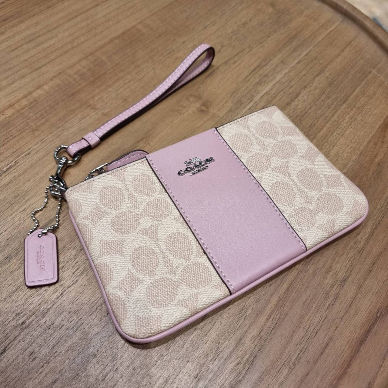 COACH 32445 SMALL WRISLET IN COLORBLOCK SIGNATURE CANVAS คอลเลคชั่นคัลเลอร์บล็อคสวยหรู ในรูปแบบกระเป๋าคล้องมือ ขนาดพกพา ไซส์กำลังสวยมากๆ พกง่ายไปเลยจ้า วัสดุหนังแคนวาส ตัดหนังแท้ ภายในโล่ง มีช่องใส่บัตร ตอบโจทย์สาวๆที่ไม่ชอบความพะรุงพะรัง พกใบนี้คือสะดวกส