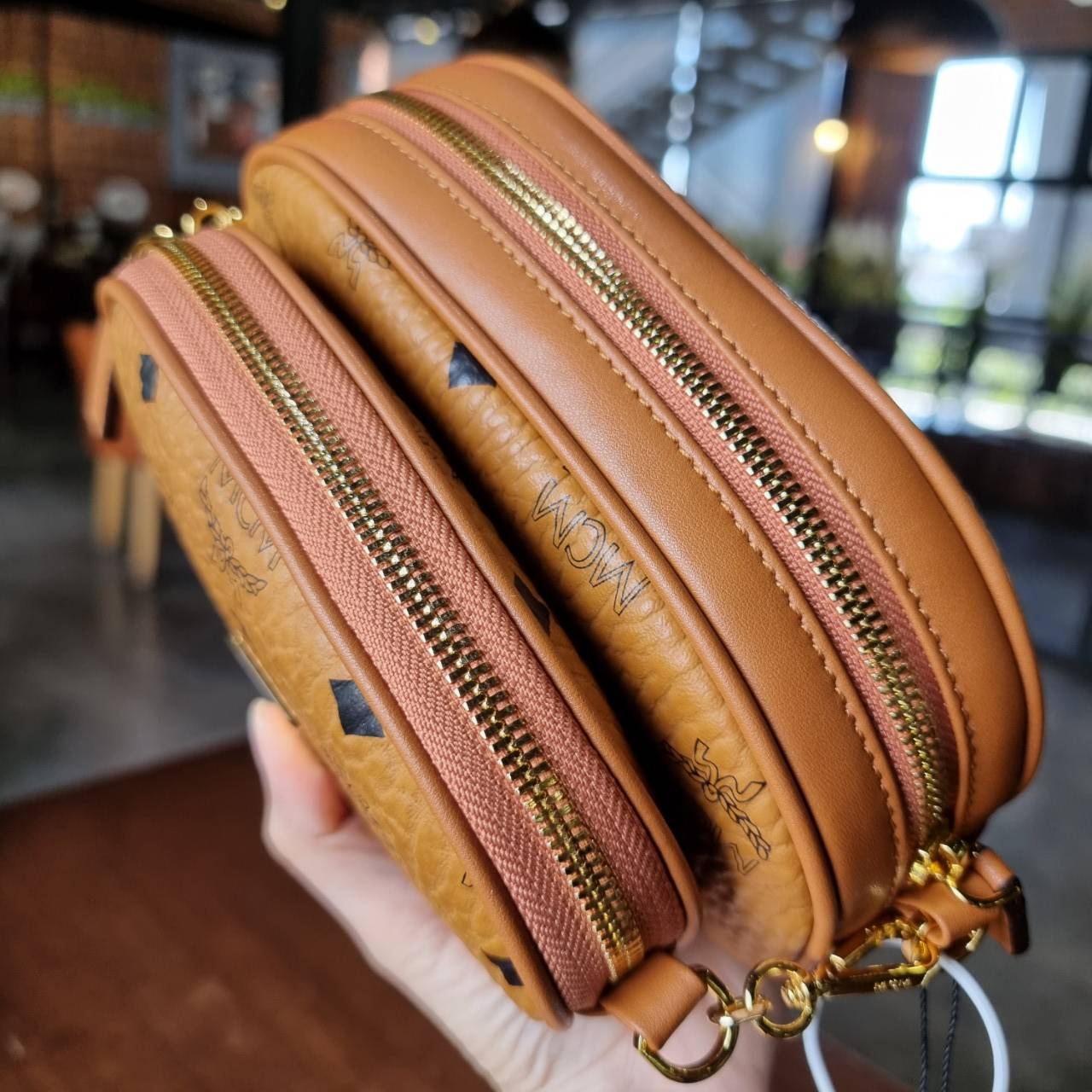 M.C.M ESSENTIAL MULTI POCHETTE BAG IN VISETOS หยุดไม่อยู่จริงๆ!! กระเป๋าสะพายมัลติฟังก์ชั่น เป็นไอเท็มที่รวมฟังก์ชั่นการใช้งานที่หลากหลายไว้ในรุ่นเดียว ดีไซน์กระเป๋าทรง pouch 3 ชิ้น สุดคุ้ม สามารถประกอบเข้าด้วย หรือแยกชิ้นใช้งานได้หมด