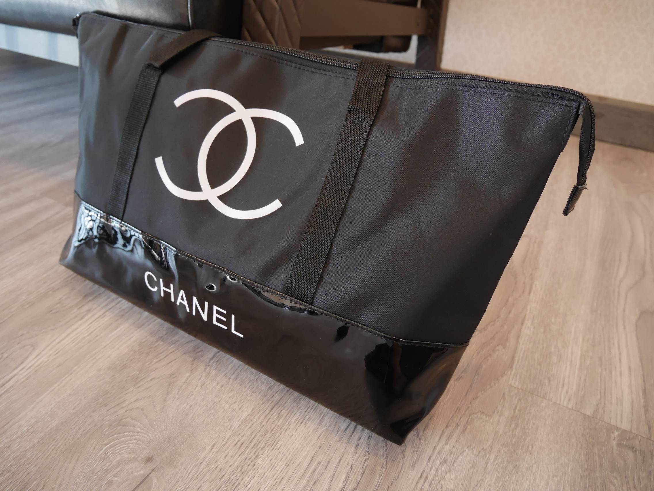 New! กระเป๋าใบใหญ่ทรง Tote จากแบรนด์ Chanel VIP gift Bag ของแท้ 100% ทำจากผ้าหนา Polyester ฐานล่างกระเป๋าทำจากหนังแก้วผิวมันเงา สวยหรู สกรีนโลโก้ชาแนลหน้าหลัง หัวซิปปั้มโลโก้ ด้านในเป็นช่องกว้าง และมีอีกหนึ่งช่องเก็บของ รุ่นนี้สะพายไหล่ สวยมาก น้ำหนักเบา 