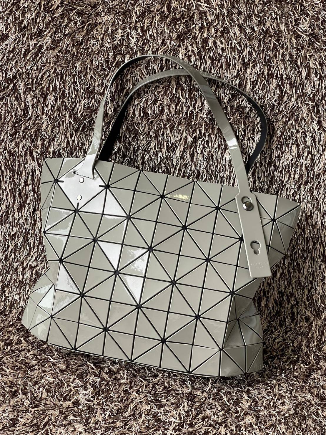 Bao Bao Issey Miyake ROCK MATTE ซีรีส์นี้จะเป็นทรงสี่เหลี่ยมผืนผ้า มีซิปปิดด้านบน ถือเป็นรุ่นที่เหมาะกับการใช้งานในชีวิตประจำวัน สามารถพับมุมและบริเวณด้านล่างของกระเป๋าเพื่อเพิ่มความสะดวกสบายในการใช้งาน ทั้งยังช่วยให้วางกระเป๋าในแนวตั้งได้อีกด้วย แผ่นต่อส