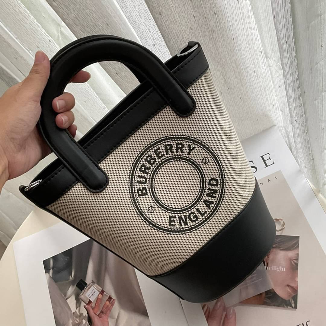 BURBERRY MINI CANVAS CROSSBODY BAG / BURBERRY BUCKET BAG *งานหรูมาก กระเป๋าทรง CROSSBODY ใบขนาดกำลังดี *ผ้าแคนวาสคาดหนังวัวแท้ ปักโลโก้แบรนด์ด้านหน้า ด้านในเปิดปิดด้วยกระดุมคาด สามารถใส่กระเป๋าสตางค์ยาว สมุดบัญชีได้