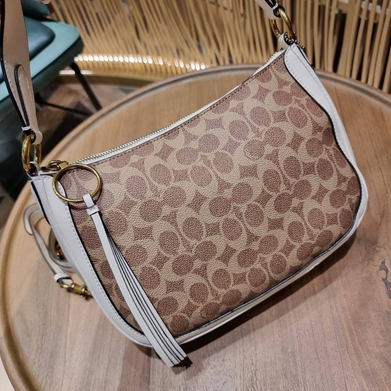 COACH 52577 SUTTON CROSSBODY IN SIGNATURE CANVAS กระเป๋าสะพายไหล่ สวยคลาสสิค สไตล์วินเทจ ใบใหญ่จุใจ วัสดุหนังแคนวาสเคลือบลาย สายคล้องไหล่ในตัว ภายในโล่งกว้าง จุของได้เยอะแน่นๆ มาพร้อมสายสะพาย crossbody ที่จะถอดออก หรือจะสะพายก็เก๋ สวยโดดเด่นแน่นอน พร้อมเส
