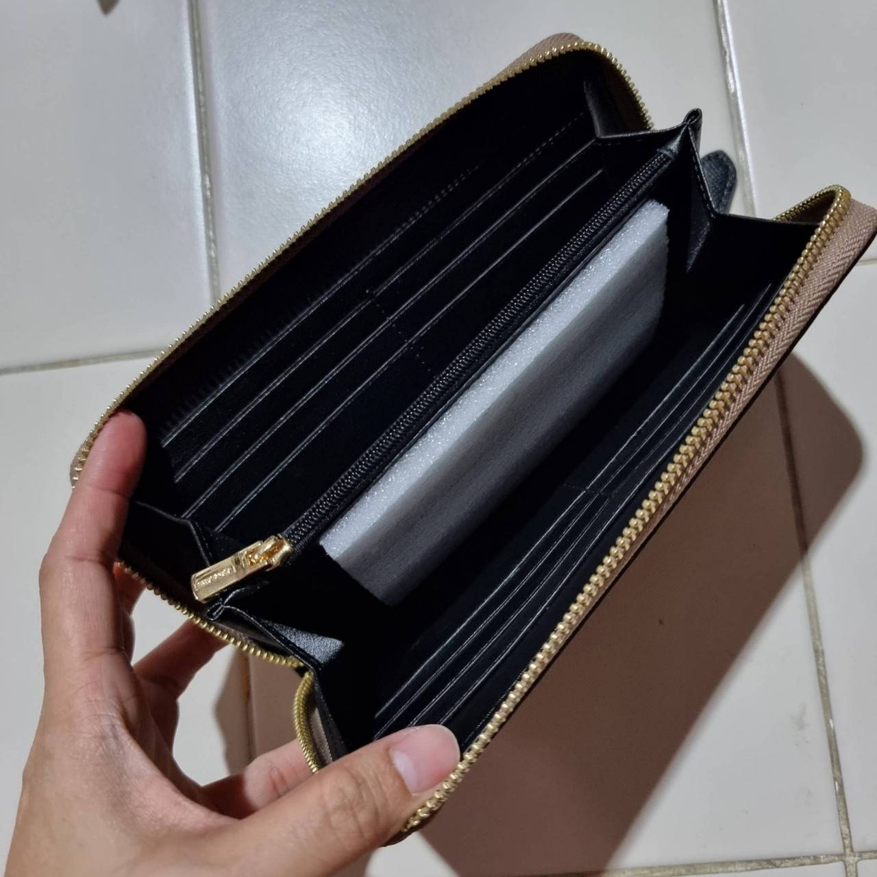 COACH ACCORDION ZIP WALLET IN SIGNATURE CANVAS WITH PRAIRIE ROSE / JUMBO FLORAL / CAMO ROSE FLORAL / MEDLEY BOUQUET PRINT ((F31572/F39189/F26290/F2859)) สวยคลาสสิคไม่มีใครเกิน!! กระเป๋าสตางค์ใบยาว ลวดลายสวย สีสันโดดเด่น วัสดุหนังแคนวาสเคลือบ เปิด-ปิดด้วยซ