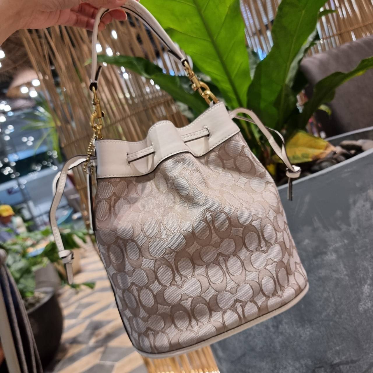 COACH C3853 FIELD BUCKET BAG IN SIGNATURE JACQUARD กระเป๋าสะพายทรงบัคเก็ต รุ่นใหม่ล่าสุด ดีไซน์ลายซิกเนเจอร์บนผ้า jacquard สวยคม เป็นเอกลักษณ์ไม่ซ้ำใคร มาพร้อมสายสะพายผ้าสปอร์ต และสายสั้นสำหรับคล้องแขนได้ สามารถรูดปิดปากกระเป๋าด้วยหนังรอบใบ เพิ่มดีเทลให้ต