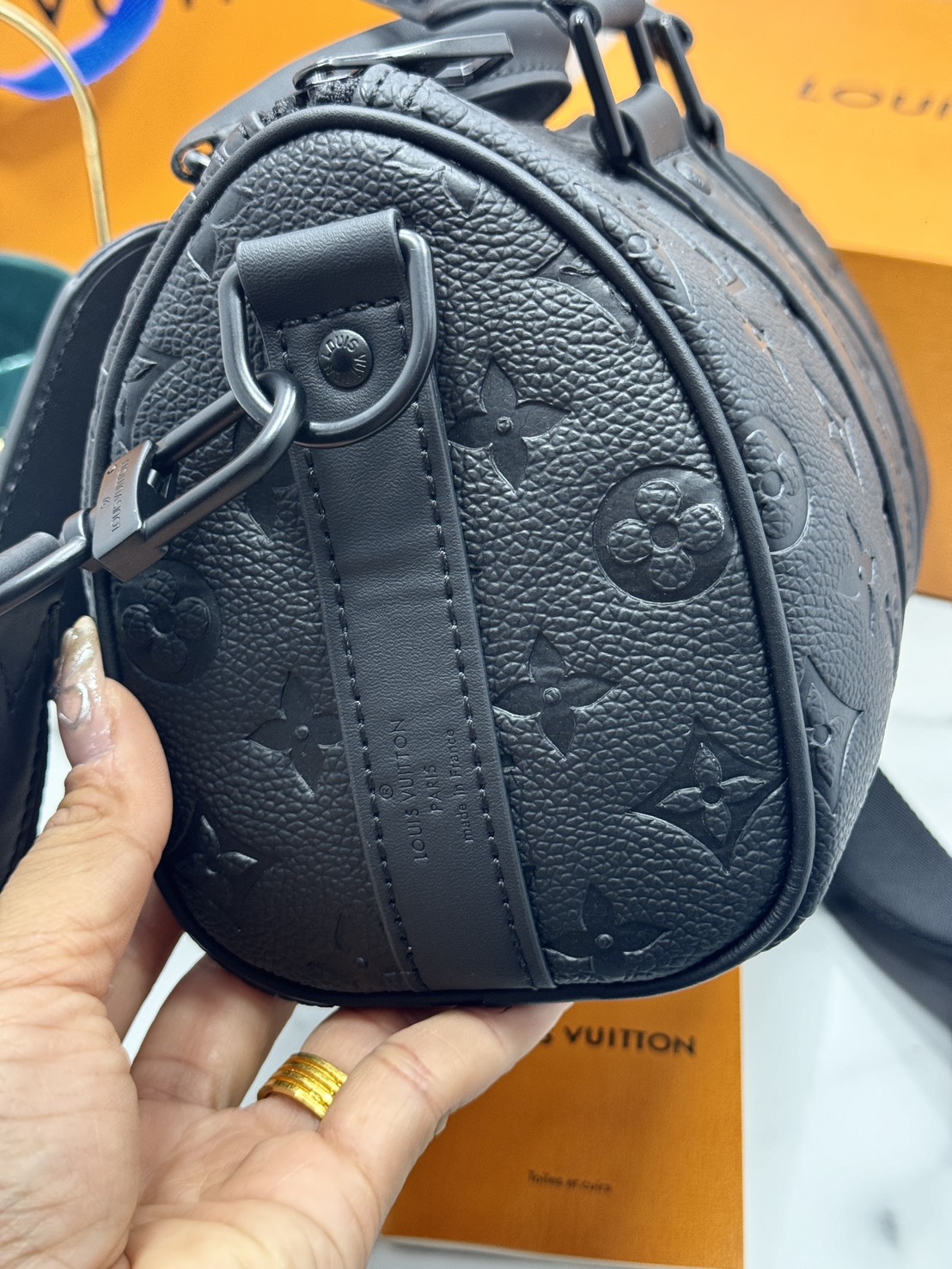 TOP ORI หนังแท้ | LV Keepall Bandoulière 25 กระเป๋าสะพายทรงหมอนสุดไอคอนิก หนังแท้ Taurillon ลายเกรน ฉลุลายโมโนแกรมสวยหรูคลาสสิก โทนสีหรูหราเข้ากันอย่างลงตัว