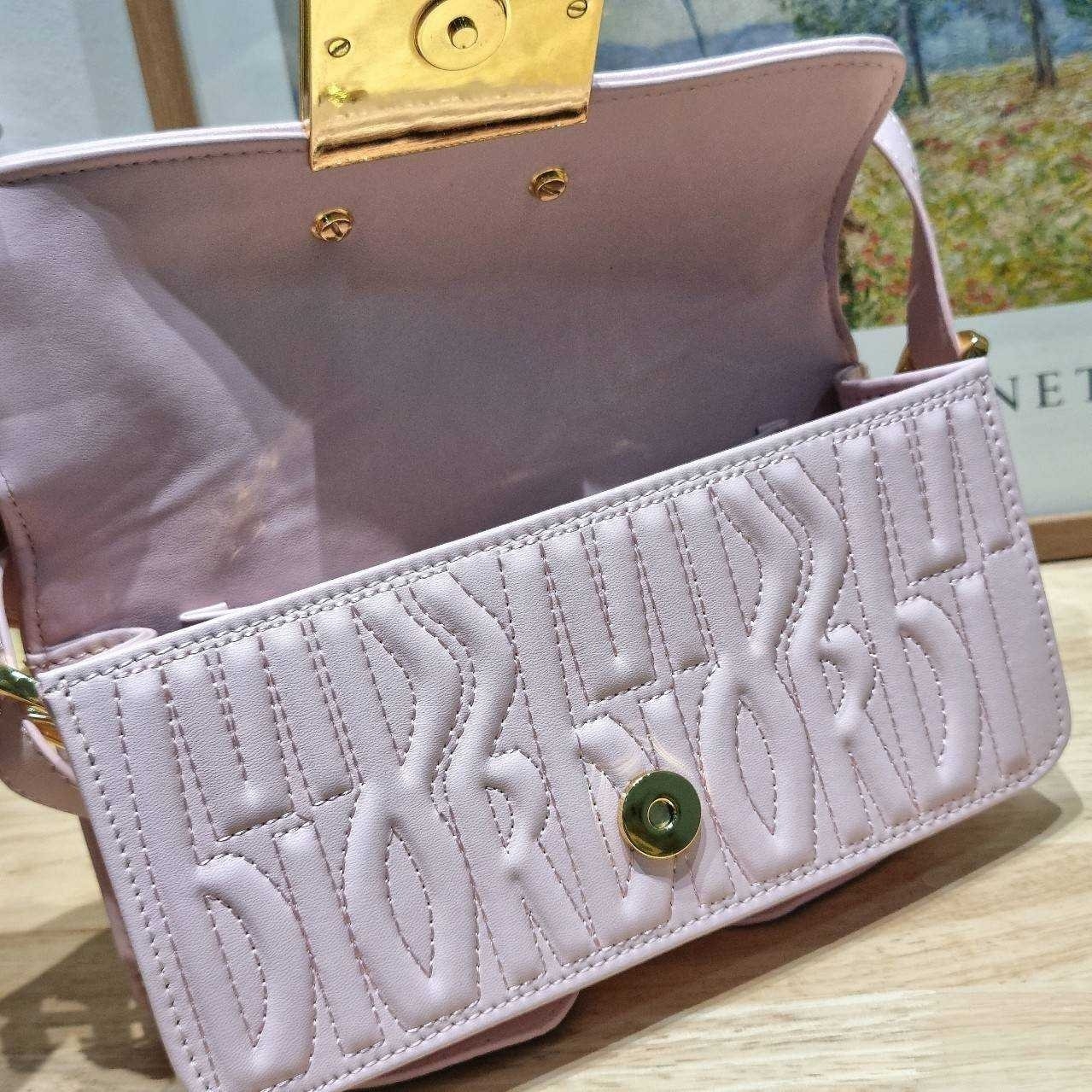 Dior Flap Bag / Quilted Miss Dior Allover Leather Bag กระเป๋าสะพายไหล่สุดลัคชู หรูหราเกินเรื่อง ดีไซน์ใหม่สวยงามด้วยดีเทลฝีเย็บและลายหนังปั๊มนูน