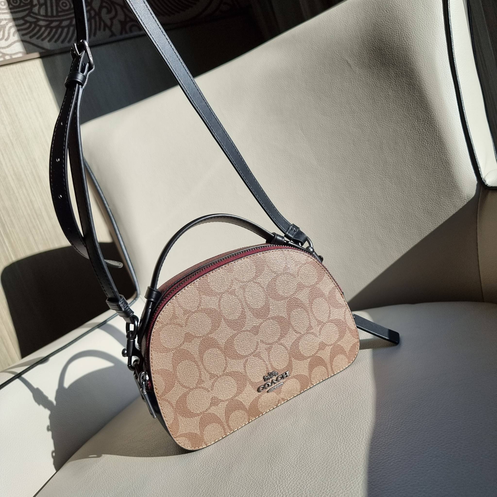 OUTLET 】COACH 1591 SERENA SATCHEL IN SIGNATURE CANVAS กระเป๋าสะพายคอลเลคชั่นยอดฮิต ดีไซน์ลุคผู้ดี ต้องยกให้น้องใบนี้เลย!! จัดสีขายดี สีลุคคุณหนูมาให้ สวยตาแตก!! วัสดุหนังแคนวาส เปิด-ปิดด้วยซิป 2 ช่องหลัก ภายในเป็นช่องโล่ง เก็บของได้แบบสบายๆ ใส่มือถือได้ทุ