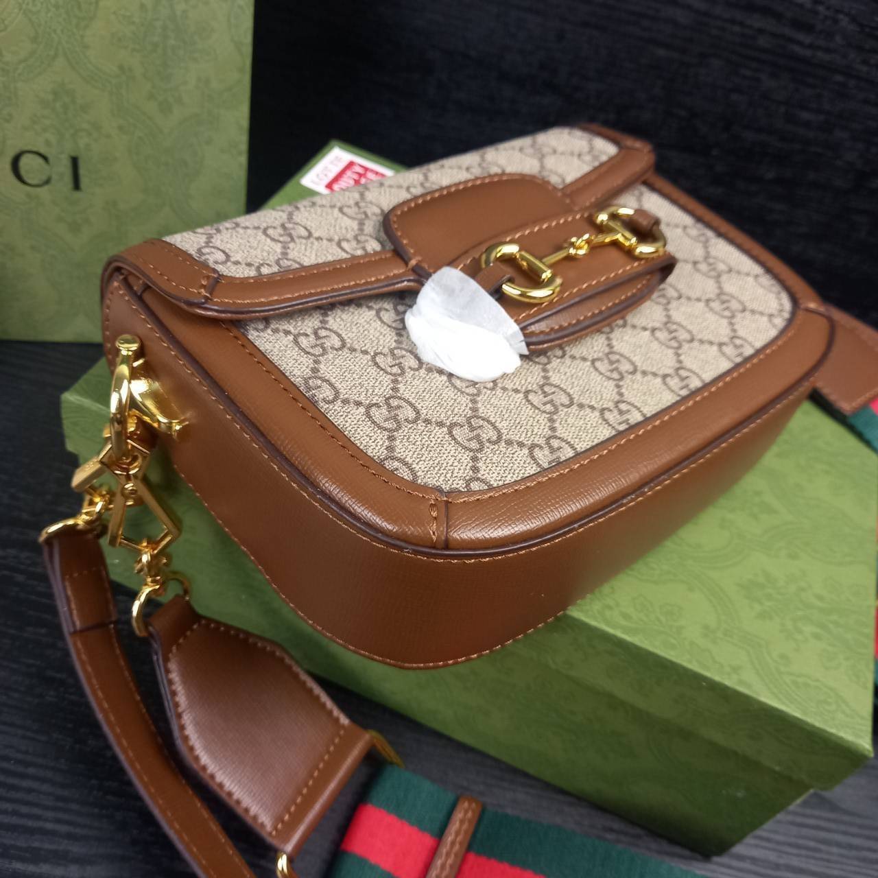 GUCCI HORSEBIT 1955 MINI BAG กระเป๋า crossbody รุ่นฮิต สุดหรูหรา คลาสสิค จุของสำคัญได้เยอะ มาพร้อมสายสะพายยาว 2 เส้น สามารถ ปรับระดับได้ ถอดออกได้ รุ่นนี้ใช้งานดีมาก บอกต่อกันถึงที่สุด ใช้ได้ทุกโอกาส เป็นอีกรุ่นที่โดดเด่นมากๆ