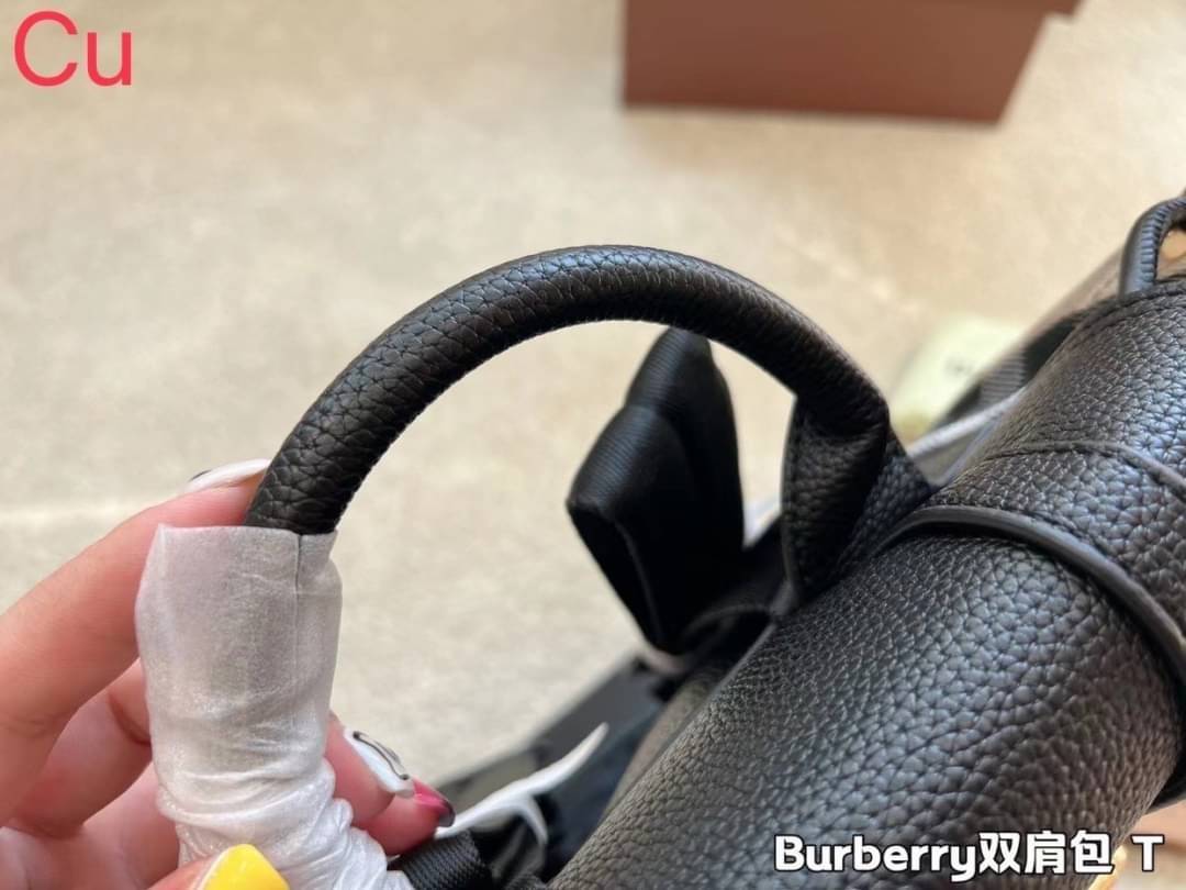 BURBERRY Rucksack Military Backpack / BURBERRY FRAGRANCES VINTAGE 2WAYS RUCKSACK BACKPACK / BURBERRY BACKPACK กระเป๋าเป้ ลาย Vintage Signature สวยคลาสสิค ภายในโล่งกว้างและช่องใส่มือถือสามารถใส่มือถือกระเป๋าสตางค์ของใช้ได้เยอะ หูจับหนัง เป็นเป้ก็ดูดีไอเท็ม