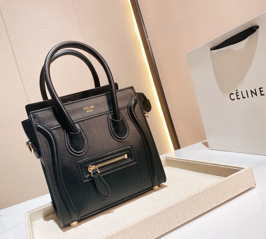 พร้อมส่งรุ่นยอดฮิต!! CELINE HANDLE BAG VIP GIFT WITH PURCHASE (GWP) พรีเมี่ยมกิ๊ฟรุ่นใหม่ Limited Edition จาก CELINE HAUTE PARFUME DUTYFREE COUNTER หนังวัวแท้ ขนาดกำลังดี เปิดปิดด้วยซิปอะไหล่ทองมีที่จับหนัง ด้านในกว้าง ใส่มือถือ กระเป๋าสตางค์ยาวได้สบาย มา