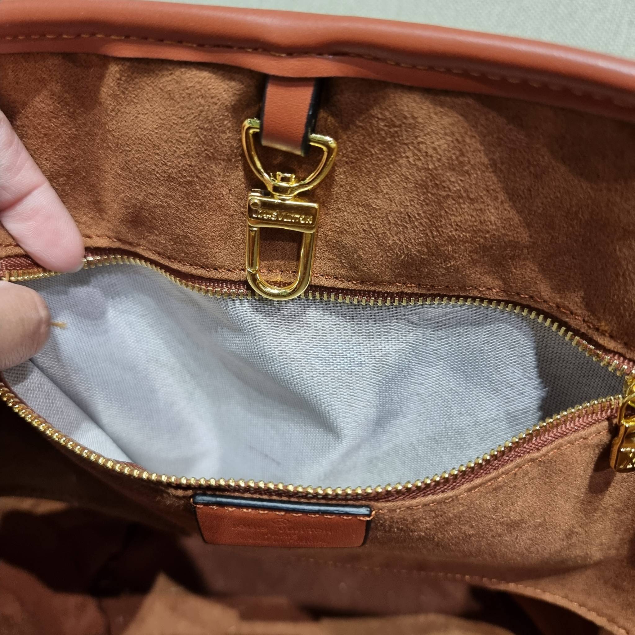 LV SAINT JACQUES LIMITED BAG ไอเท็ม เอ็กซ์คลูซีพจัดมาให้สาวๆโดยเฉพาะ!! กระเป๋าสะพายใบใหญ่รุ่นลิมิเต็ดหายาก ด้วยวัสดุสังเคราห์จากธรรมชาติ สานเต็มใบออกมาเป็นลวดลายสวยงาม และยังโดดเด่นด้วยโลโก้ สีโทนอุ่น ทำให้ไอเท็มนี้ ดูดีน่าค้นหา มาพร้อมใบลูกอีกหนึ่ง ที่สา