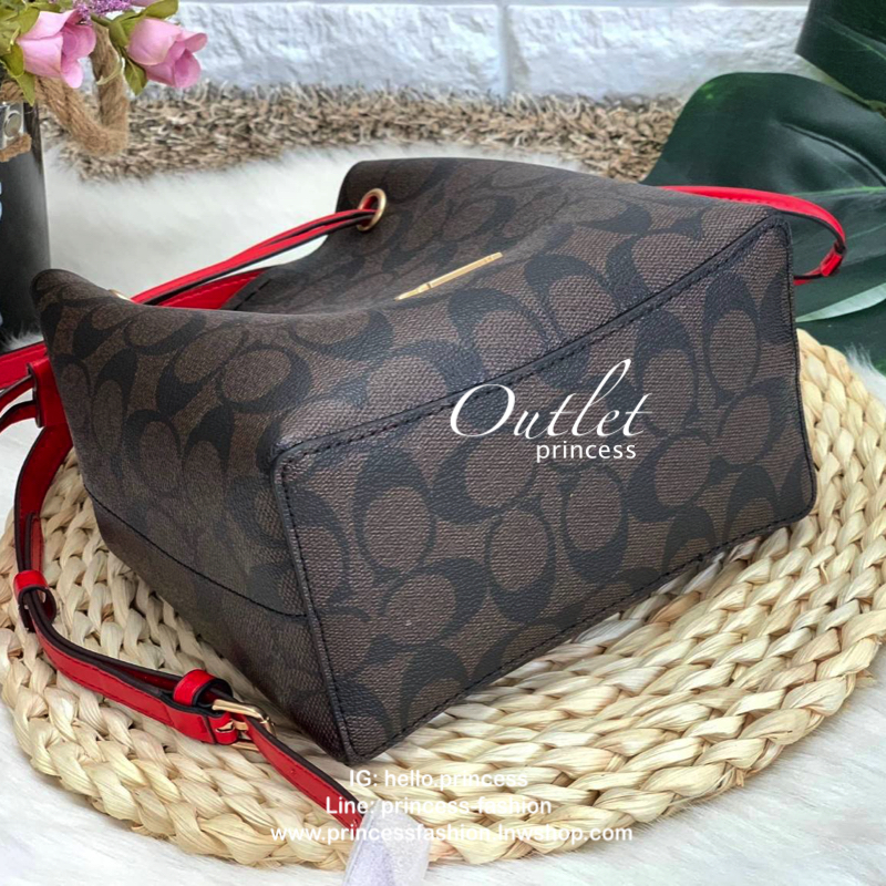 COACH LENA SIGNATURE CROSSBODY BAG กระเป๋าสะพายแบบ crossbody วัสดุหนังแกะแท้ หนังนิ่มมือ น้ำหนักเบา ทรงจีบ ลาย C มีกระดุมแม่เหล็กปิดปากกระเป๋า ภายในโล่ง ใส่ของได้จุเลยค่ะ มีช่องเล็กใส่ของจุกจิก สายสะพายเลื่อนปรับระดับได้ รุ่นนี้ใบขนาดกำลังดี น่ารักน่าใช้ม