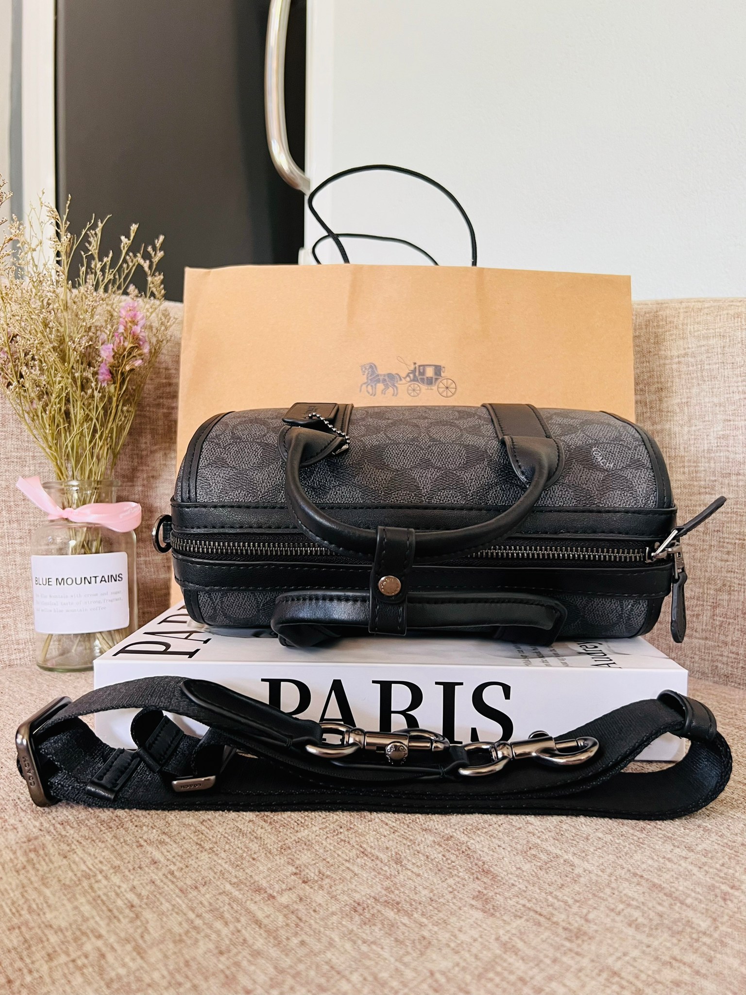 COACH GOTHAM DUFFLE 24 IN SIGNATURE CANVAS CA186 กระเป๋าทรงหมอนรุ่นใหม่สุด 2022 รุ่นนี้สามารถใช้ได้ทั้งชายหญิง หนังแท้อย่างดี นิ่มทรงสวย มากๆค่ะ เปิด-ปิดกระเป๋าแบบซิปคู่ด้านบนมีกระดุมรวบหูหิ้วให้ด้วยนะคะ ภายในกระเป๋าสามารถใส่สัมภาระที่จำเป็นในชีวิตประจำวั