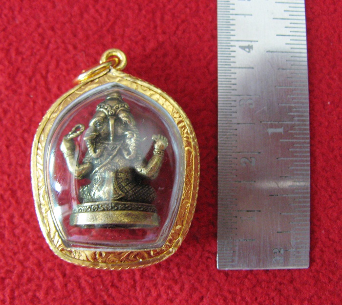 สินค้าหมดค่ะ องค์พระพิฆเณศปางตรีมุขคณปติแบบนั่ง(ประทานพรโชคลาภ มีอำนาจ)(คนเกิดวันอังคาร)เนื้อทองเหลืองเลี่ยมกรอบทองไมครอนพร้อมใบคาถาค่ะ