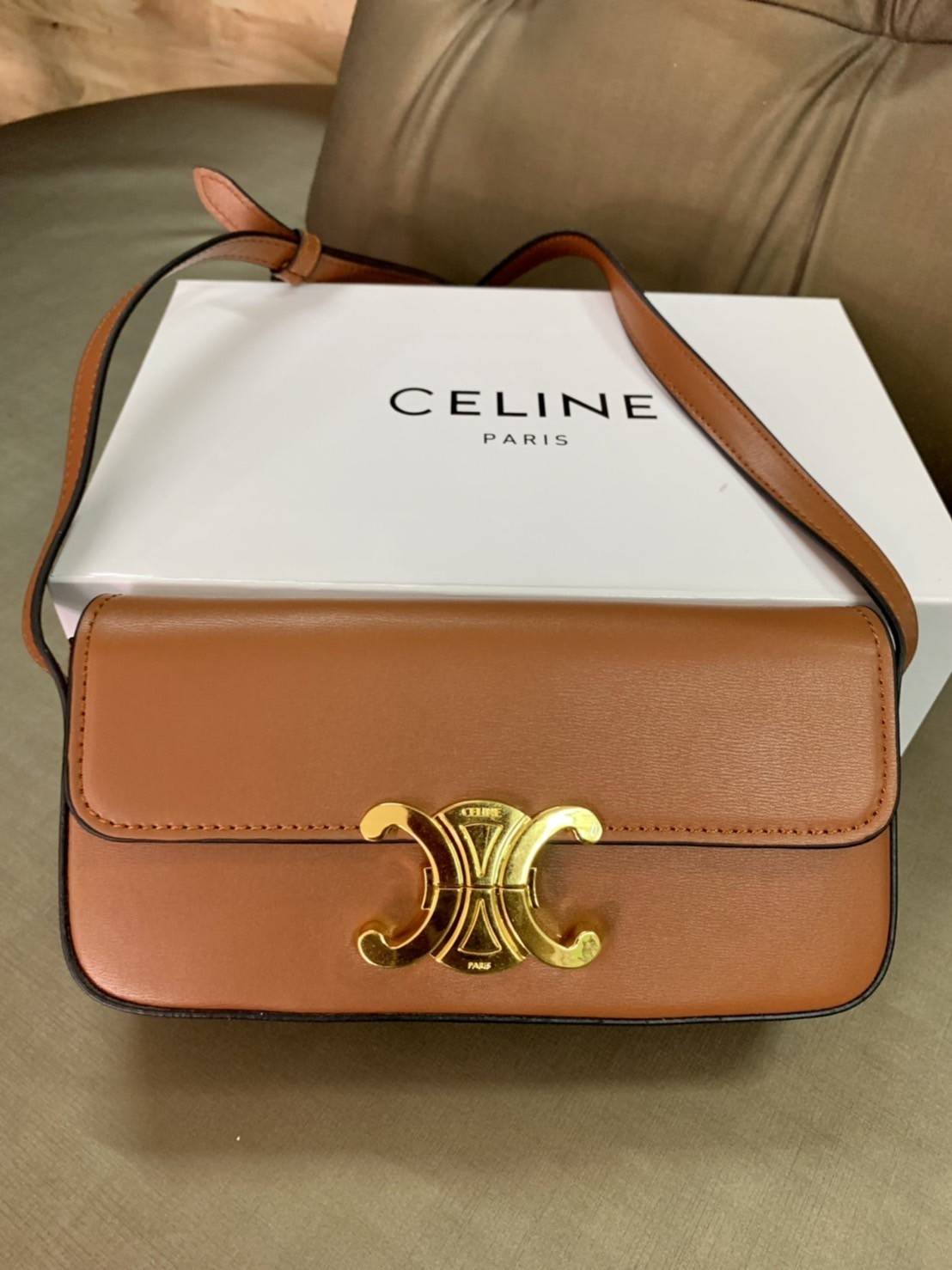 CELINE TRIOMPHE SHOULDER BAG VIP GIFT WITH PURCHASE-GWP พรีเมี่ยมกิ๊ฟ Limited Edition จาก CELINE PERFUME DUTY FREE COUNTER วัสดุหนังแกะสังเคราะห์เรียบ ดีไซน์ยอดนิยมสไตล์สาว LISA ทรงเหลี่ยมสวยหรูอยู่ทรง