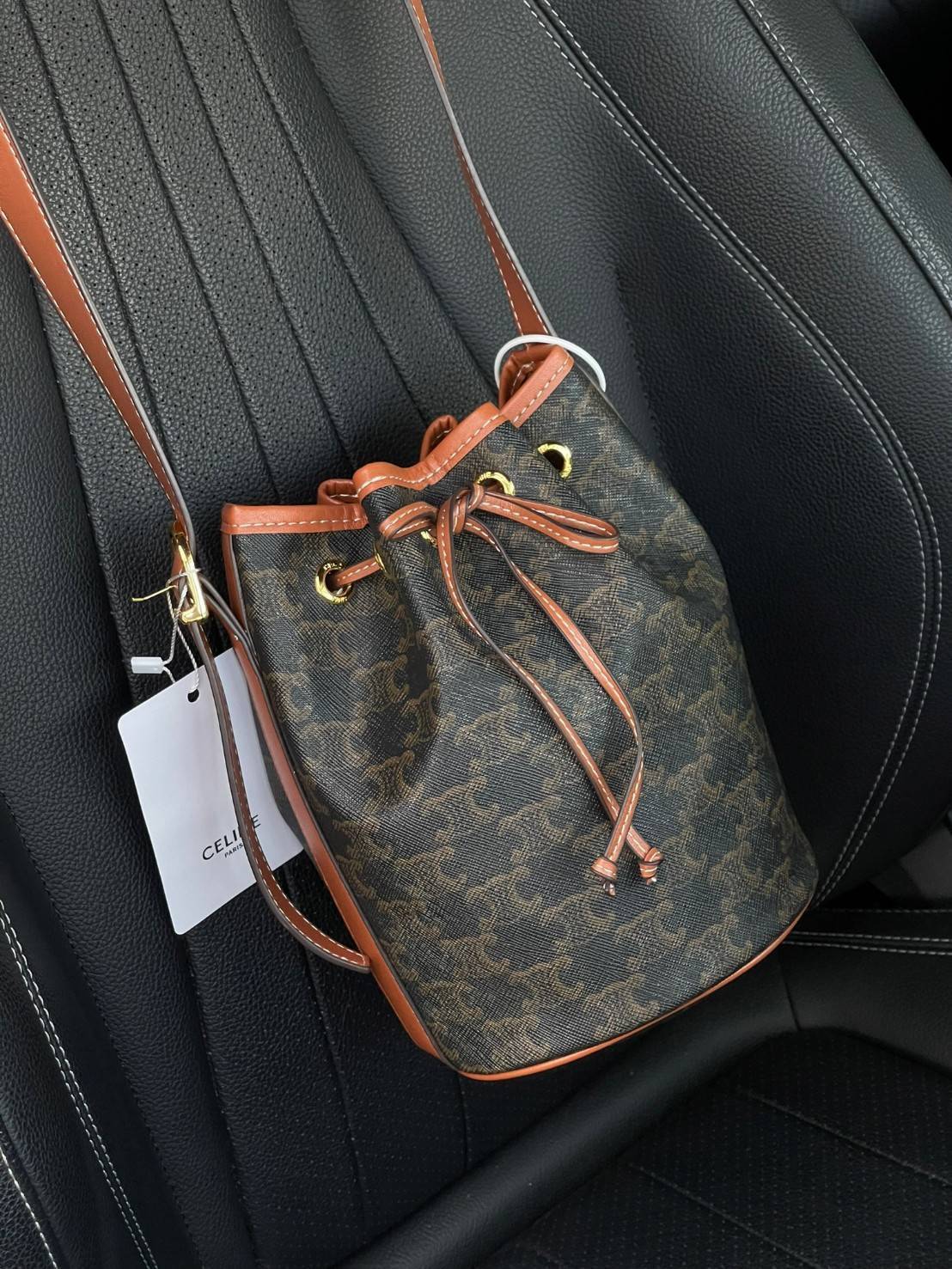 CELINE SMALL DRAWSTRING BAG IN TRIOMPHE ในรุ่นนี้ได้รับคำชื่นชมจากแฟชั่นกูรูทั้งหลาย เนื่องจากมีรูปทรงที่สุดแสนจะเรียบง่าย มีช่องใส่ของที่กว้าง ตัวกระเป๋าเป็นแบบหูรูด ช่วยให้เปิด-ปิดง่าย สะดวกต่อการใช้งาน สายสะพายปรับความยาวได้ตามความเหมาะสม โลโก้บนรอบตัว