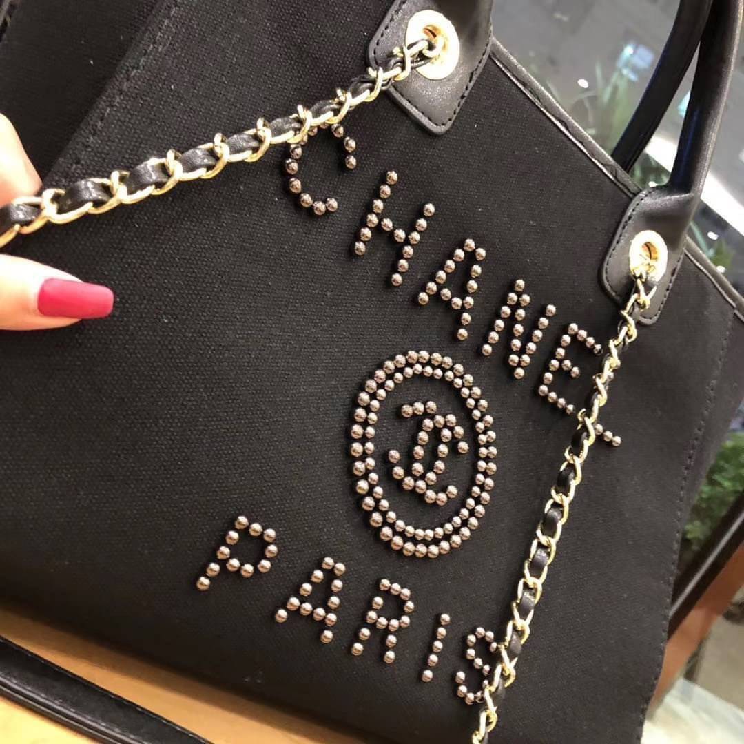 Chanel Shopping Bag VIP Gift denim canvas and leather กระเป๋าผ้าแคสวาส งานปักมุกหรูหรามาก เกินเรื่องมาก ดูแพงสุด!! งานแพงงานสวยจ้า ใบใหญ่จุใจใส่ของได้เยอะ ตามคำเรียกร้อง ถือชิคๆๆ เหมาะกับSummerสุดๆ มีใบเดียวจบ สวยหรูคุณนายสุดๆเลิศมากค่า