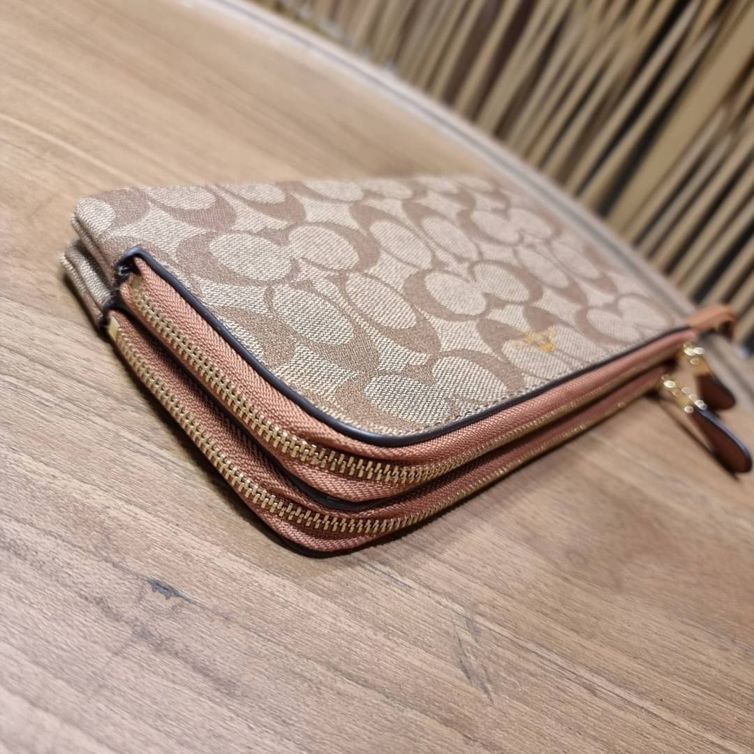 COACH F54057 DOUBLE ZIP WALLET IN SIGNATURE กระเป๋าคล้องมือ size L ใบนี้ใส่มือถือได้ทุกรุ่น ขนาดกำลังดี พกพาสะดวกมากๆ วัสดุหนังสังเคราะห์ ภายในเป็นผ้าสีสวยคม ใส่ธนบัตร ใส่บัตรได้เยอะ ใส่มือถือได้สบายๆทุกรุ่น ตอบโจทย์สาวๆที่ไม่ชอบพกเยอะวุ่นวายจ้า ใบนี้เอาอ