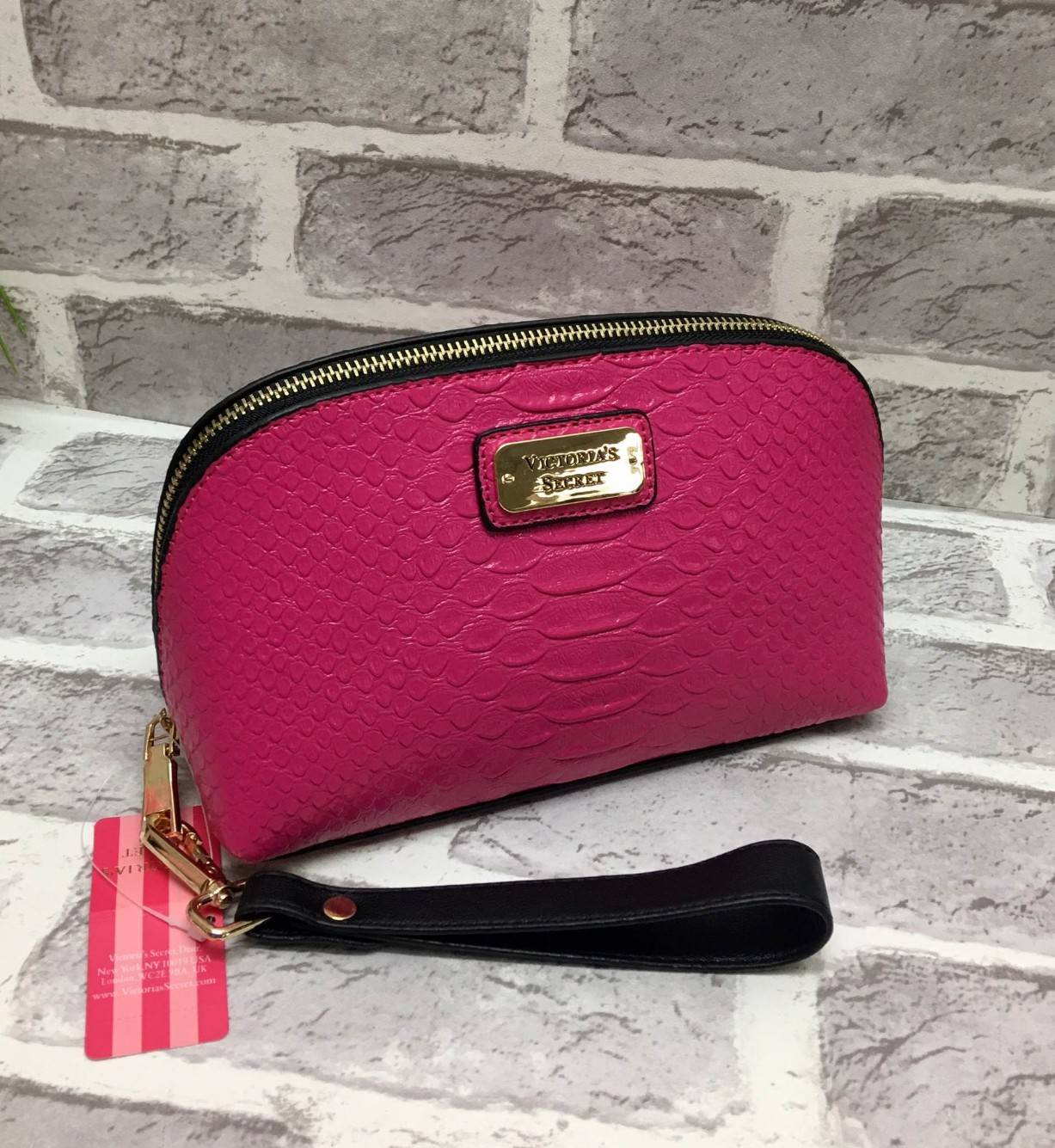 New Arrival Victoria' Secret Pu Croc Bag พร้อมส่งความปัง เหล่าสาวกนางฟ้าไม่ควรพลาดค่ะ กระเป๋าหนังลายจรเข้อยู่ทรงสวยหรู ด้านหน้าติดอะไหล่โลโก้แบร์นหรู เปิดปิดกระเป๋าด้วยซิปคุณภาพดี ด้านในโล่ง มีช่องซิปหนึ่งช่อง ช่องเล็กอีก 2 ช่องค่ะ มาพร้อมสายคล้องมือ