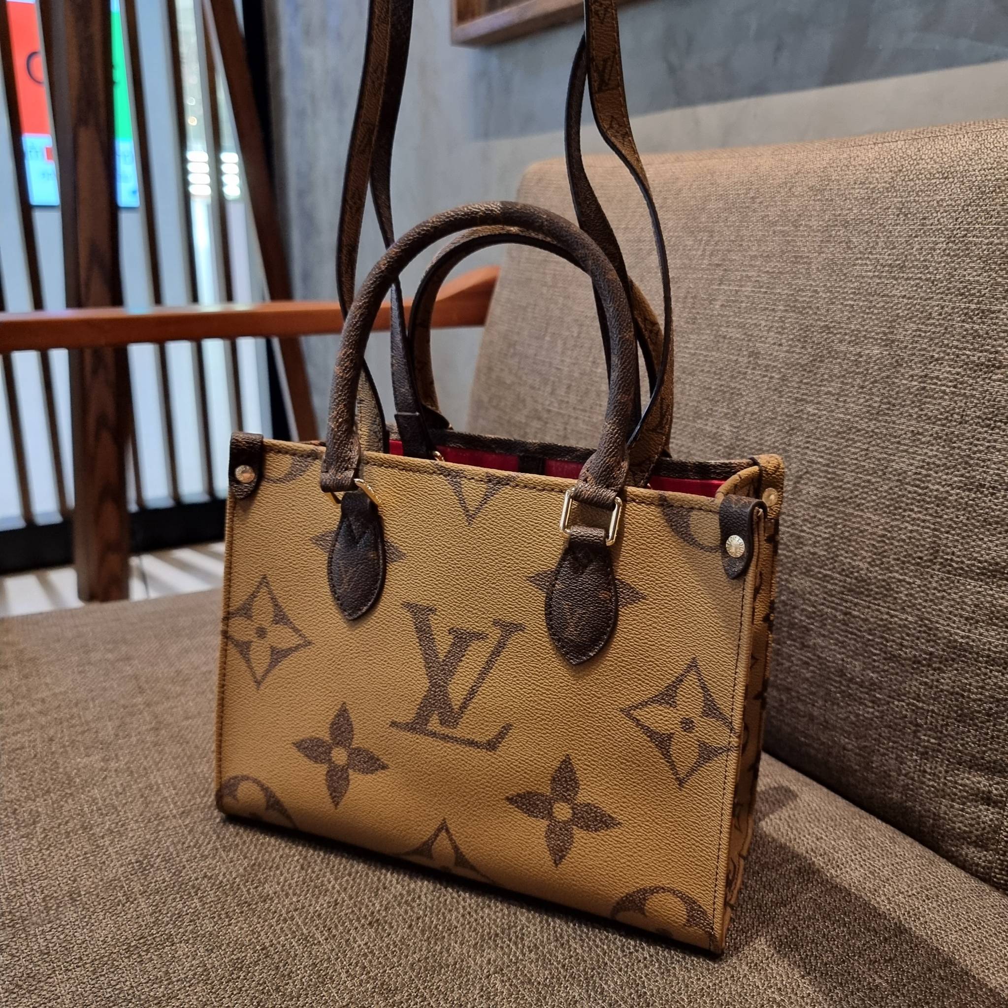 LV crossbody tote bag 10" 16" สเปเชี่ยล gift box set ในราคาที่แสนดี น่าคบหา!! สุดคุ้มและสวยที่สุดยันกล่อง!! ได้ไปยังไงต้องร้องว้าว!! กระเป๋าทรงโท้ทที่สาวๆตามหา ดีไซน์คลาสสิค ผู้ดี หรูหรา โทนสีใช้งานง่าย ได้ทุกลุค ทุกสไตล์ วัสดุหนังแคนวาสคุณภาพ ม
